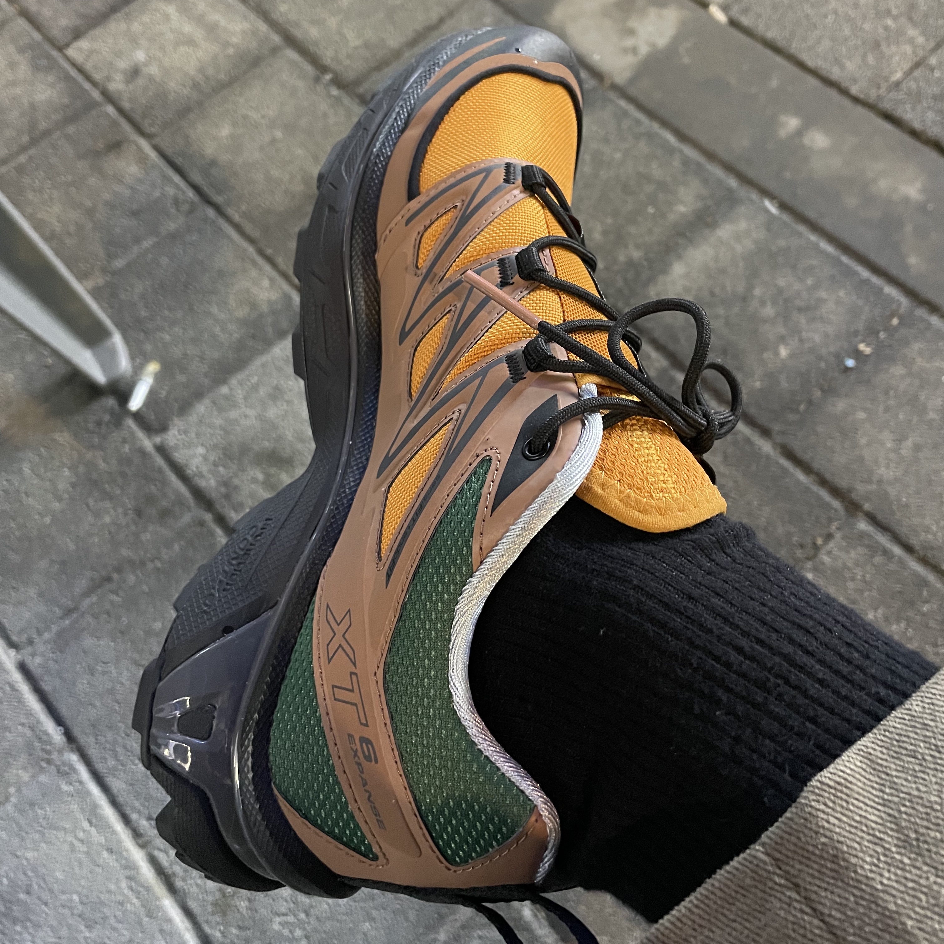 Salomon XT-6 Expanse 75th Anniversary Golden Oak Acorn 착용 스타일 - 3