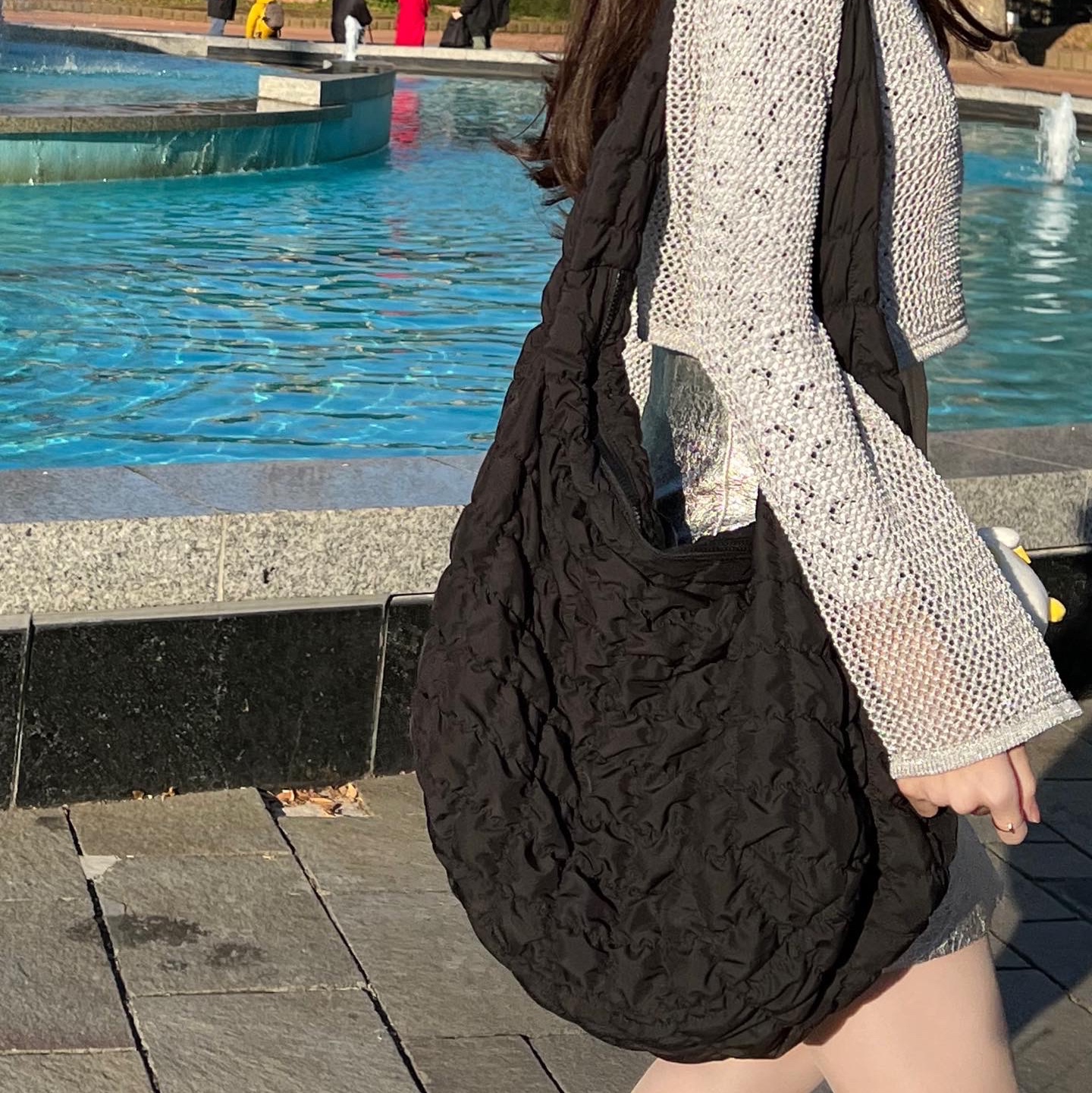 COS Quilted Oversized Shoulder Bag Black 착용 스타일 - 4