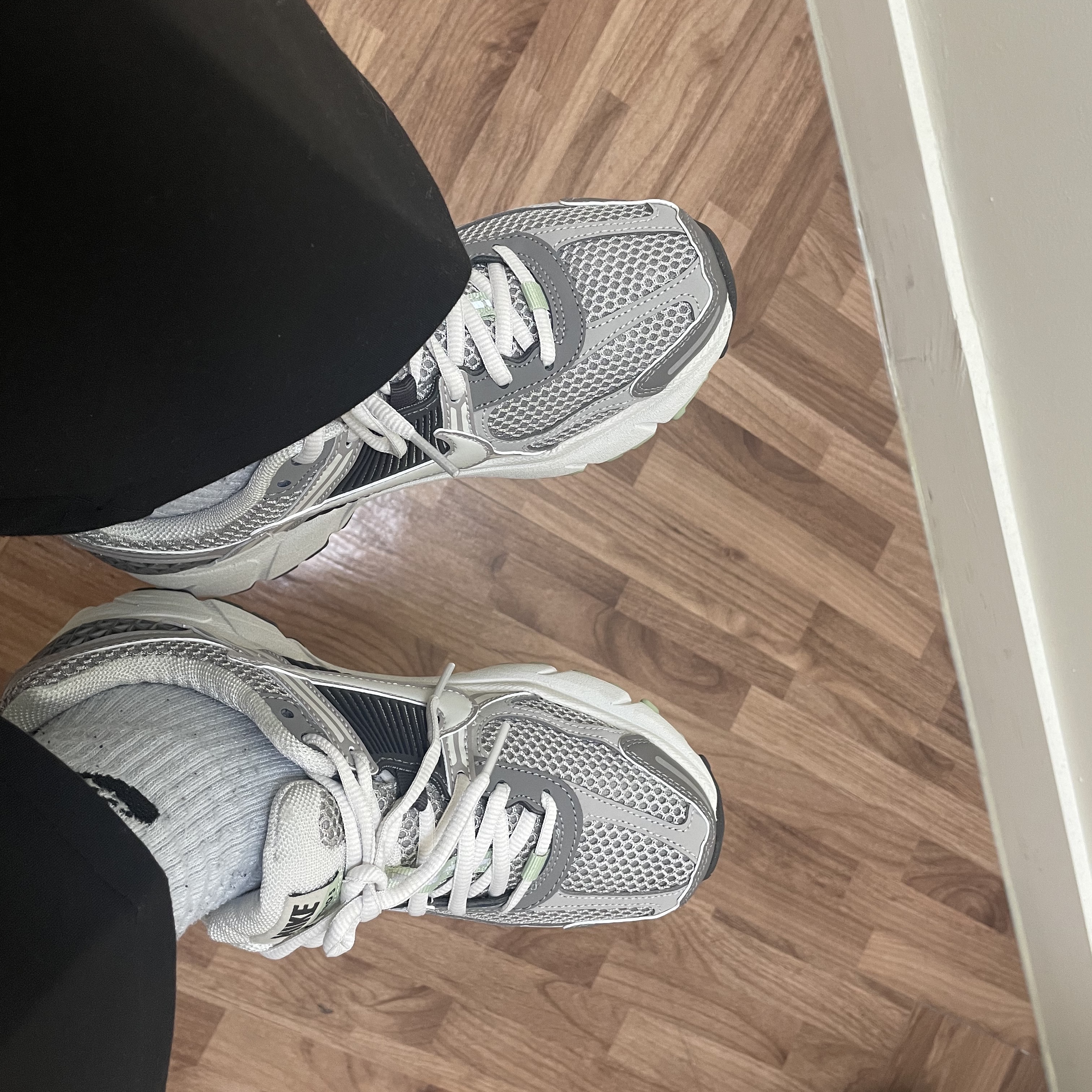 (W) Nike Zoom Vomero 5 Cobblestone and Flat Pewter 착용 스타일