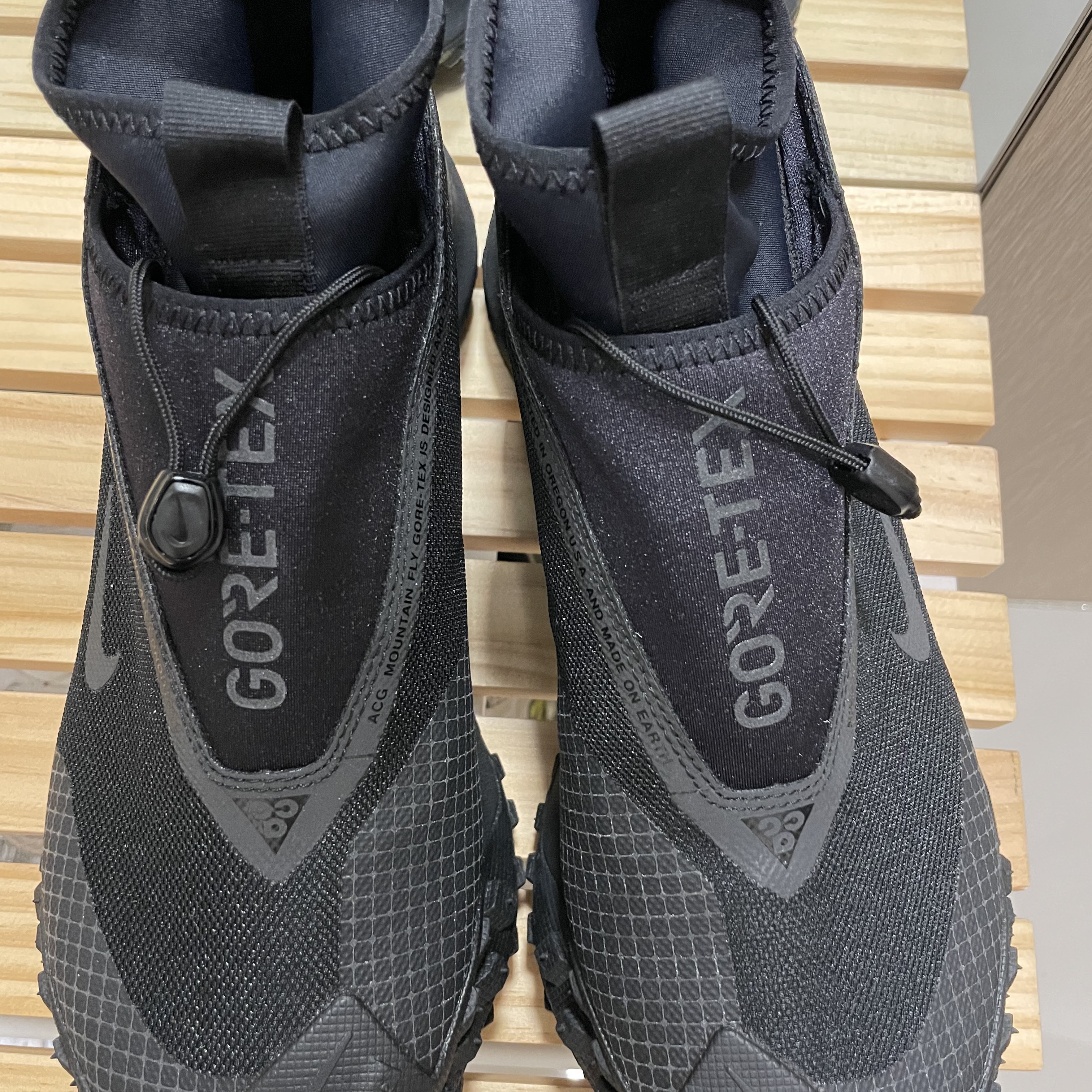 Nike ACG Mountain Fly Gore-Tex Black and Dark Grey 착용 스타일 - 2
