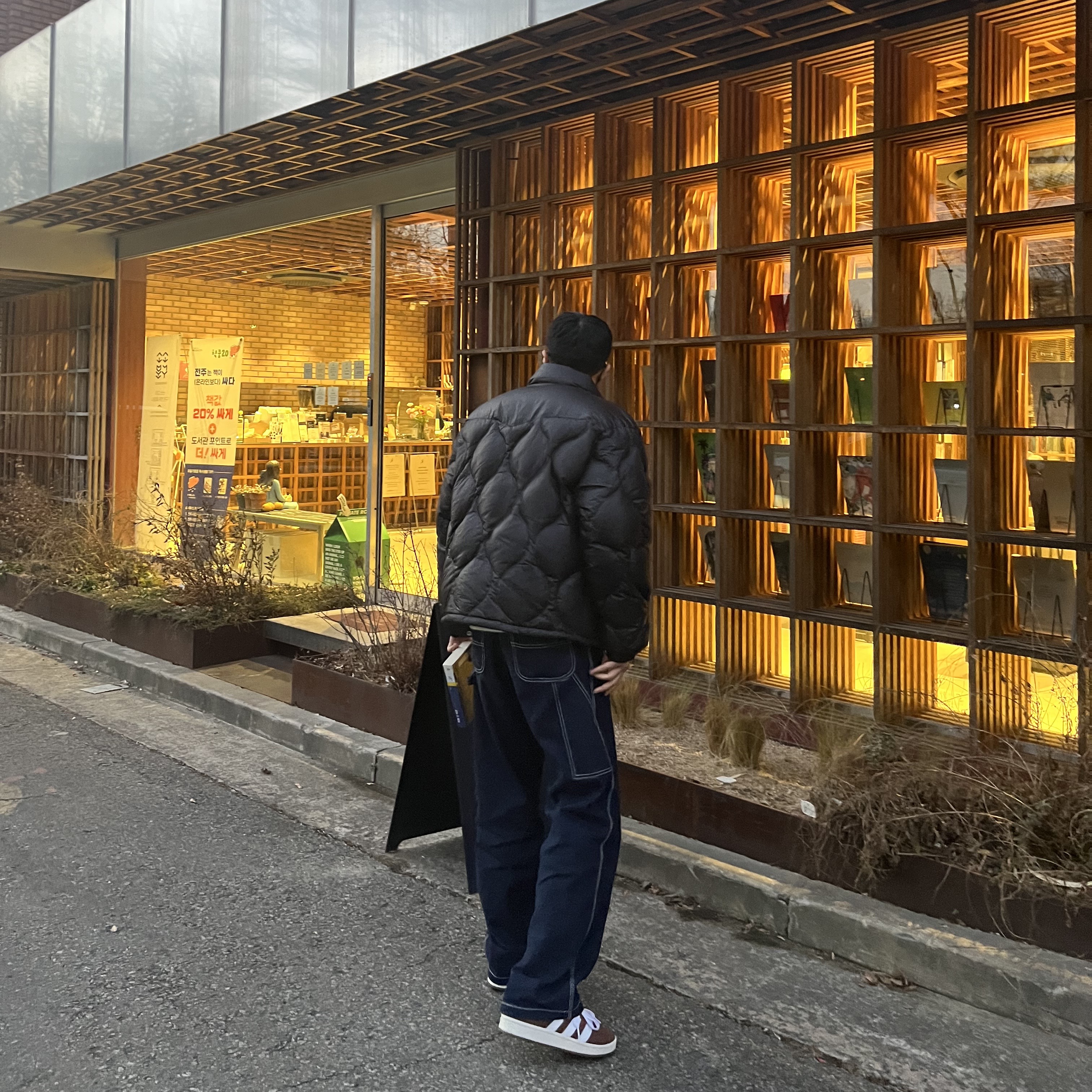Stussy Care Label Sweater Natural, Adidas Campus 00s Bark Cloud White 착용 스타일