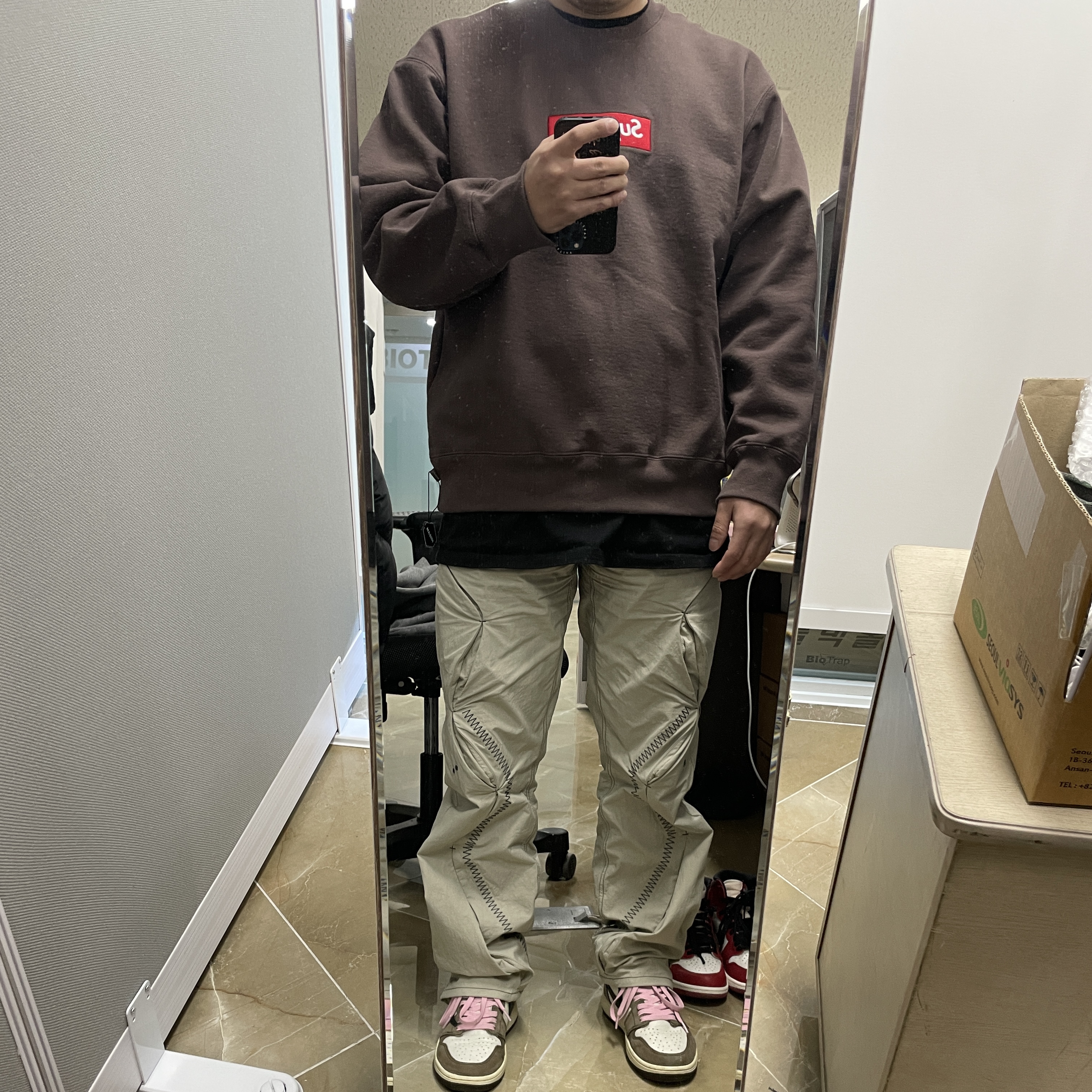Supreme Box Logo Crewneck Brown - 22FW, Jordan 1 x Travis Scott Retro High OG SP Mocha 착용 스타일
