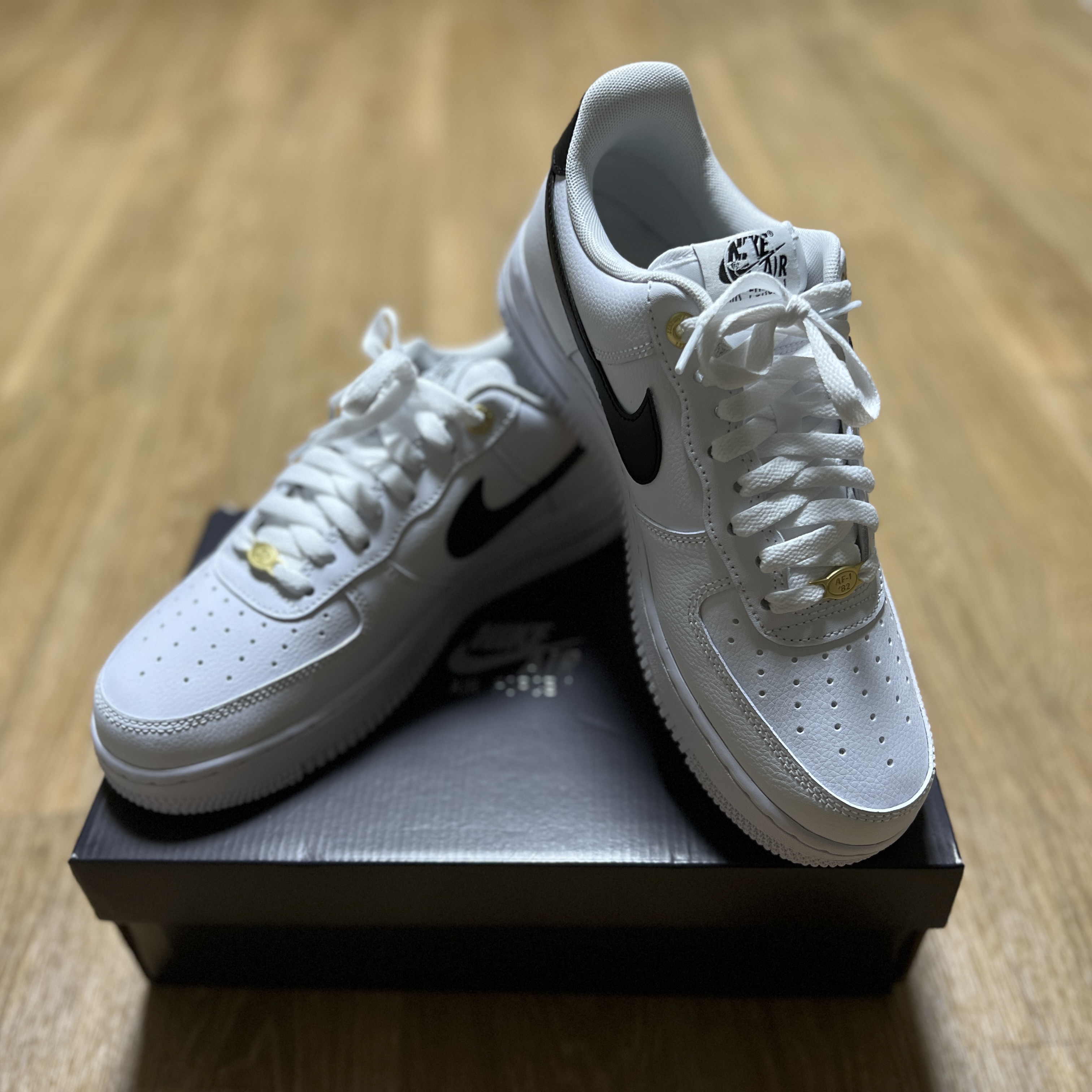 Nike Air Force 1 '07 LV8 40th Anniversary Join Forces White Black 착용 스타일 - 1