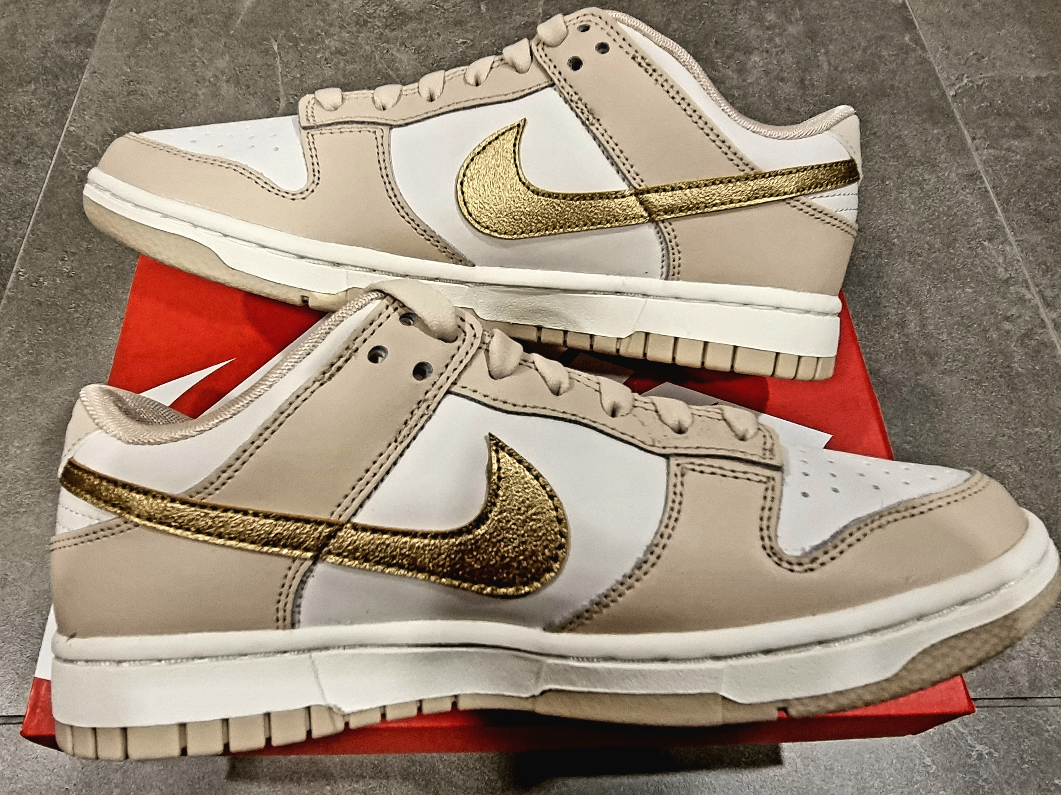 (W) Nike Dunk Low Sanddrift Metallic Gold 착용 스타일 - 2