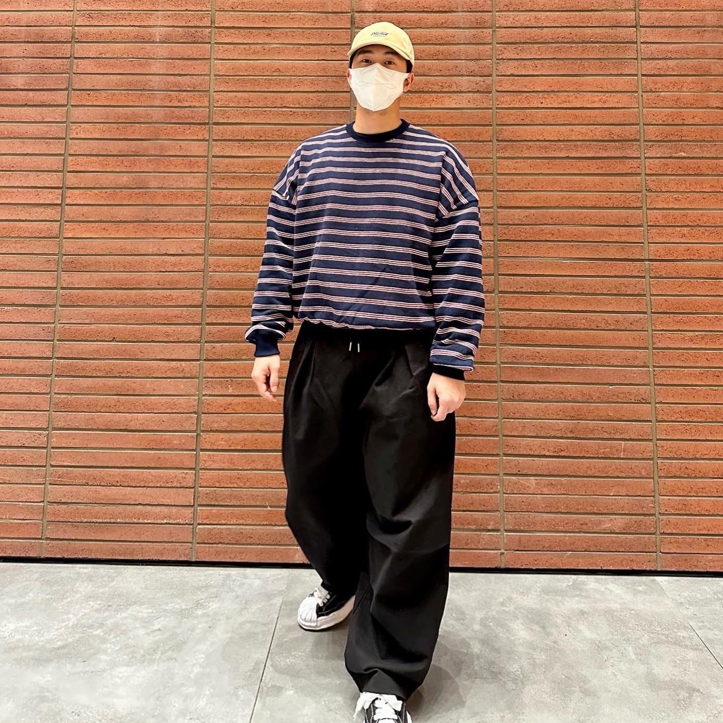 Maison Mihara Yasuhiro Blakey OG Sole Canvas Low-top Sneakers Black White 착용 스타일 - 1