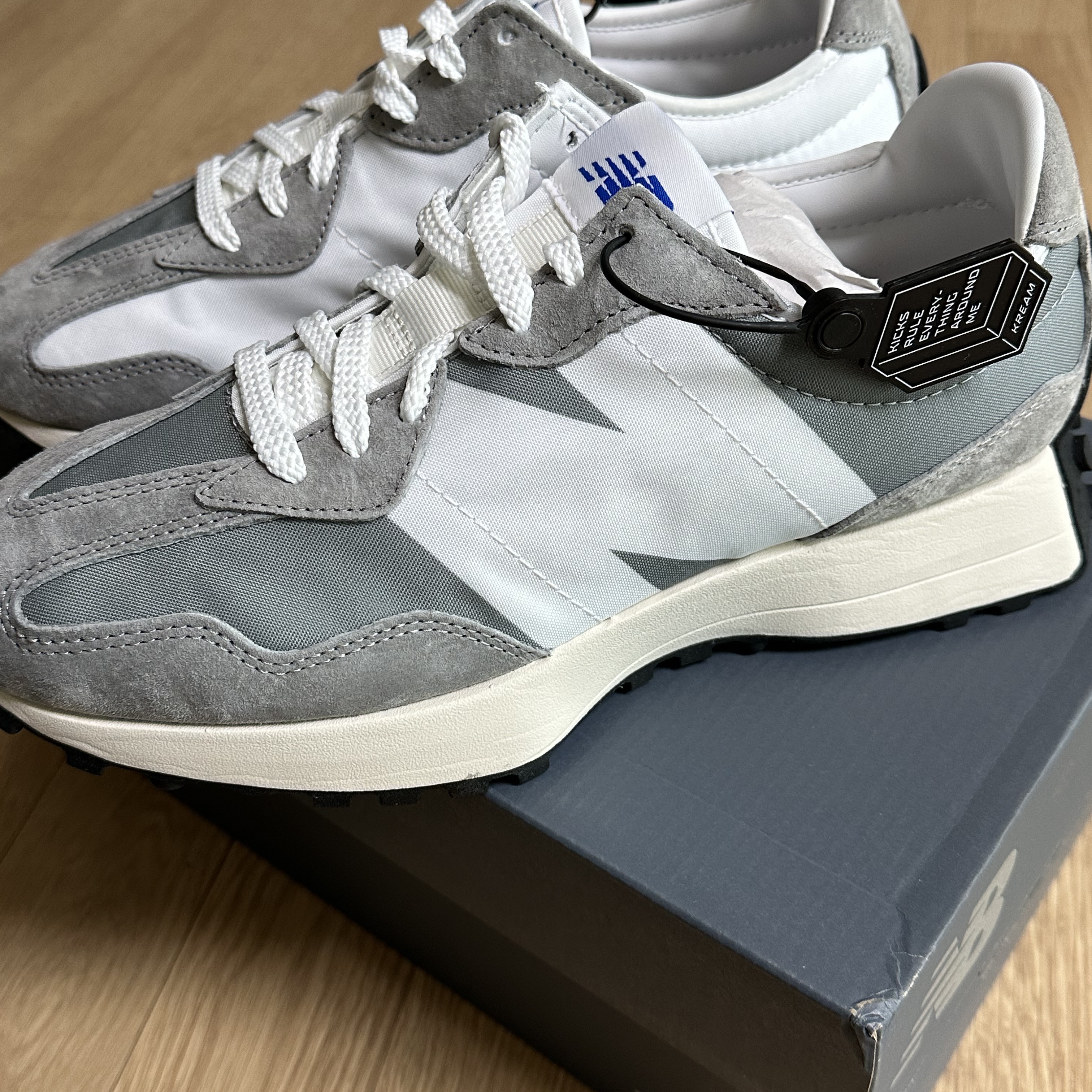 New Balance 327 Grey 착용 스타일