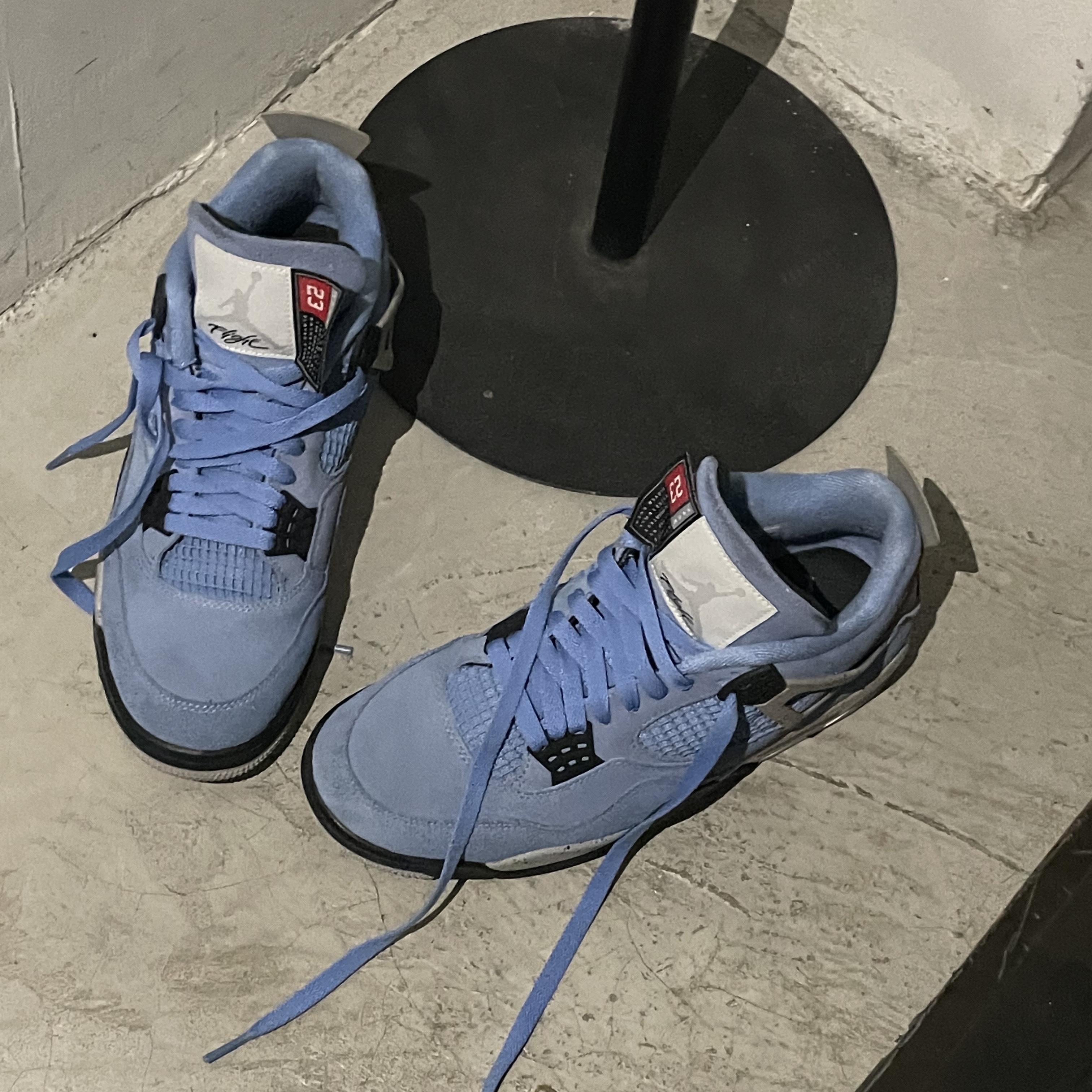 Jordan 4 Retro University Blue 착용 스타일 - 1