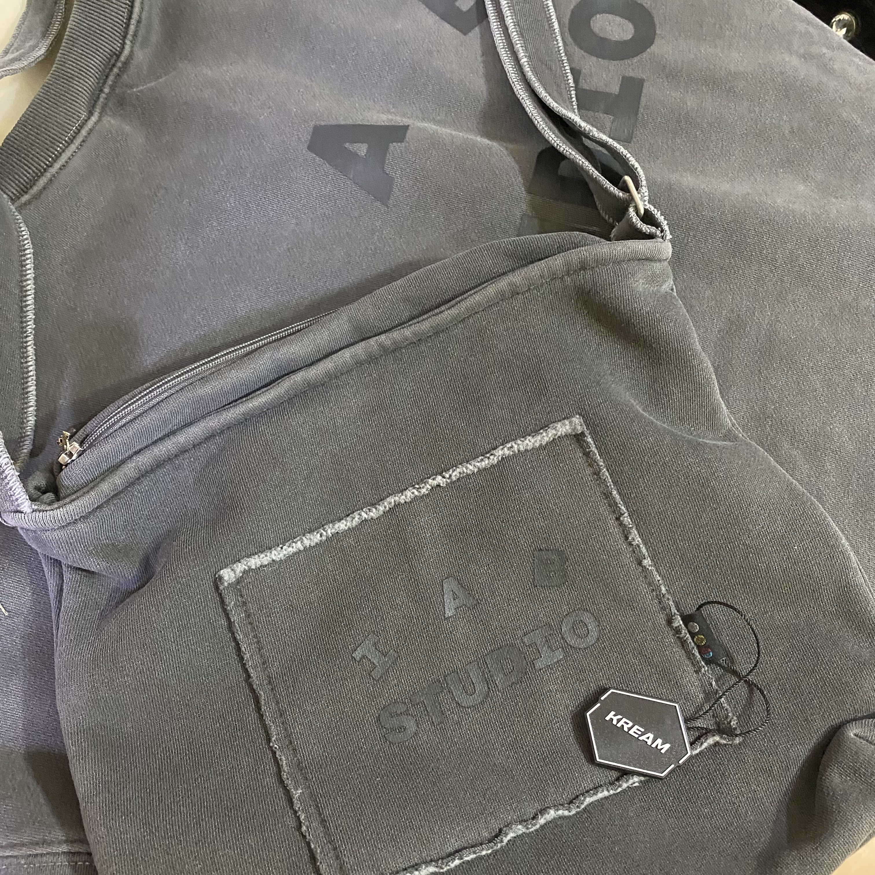 IAB Studio Pigment Sweatshirt & Mini Bag Black 착용 스타일
