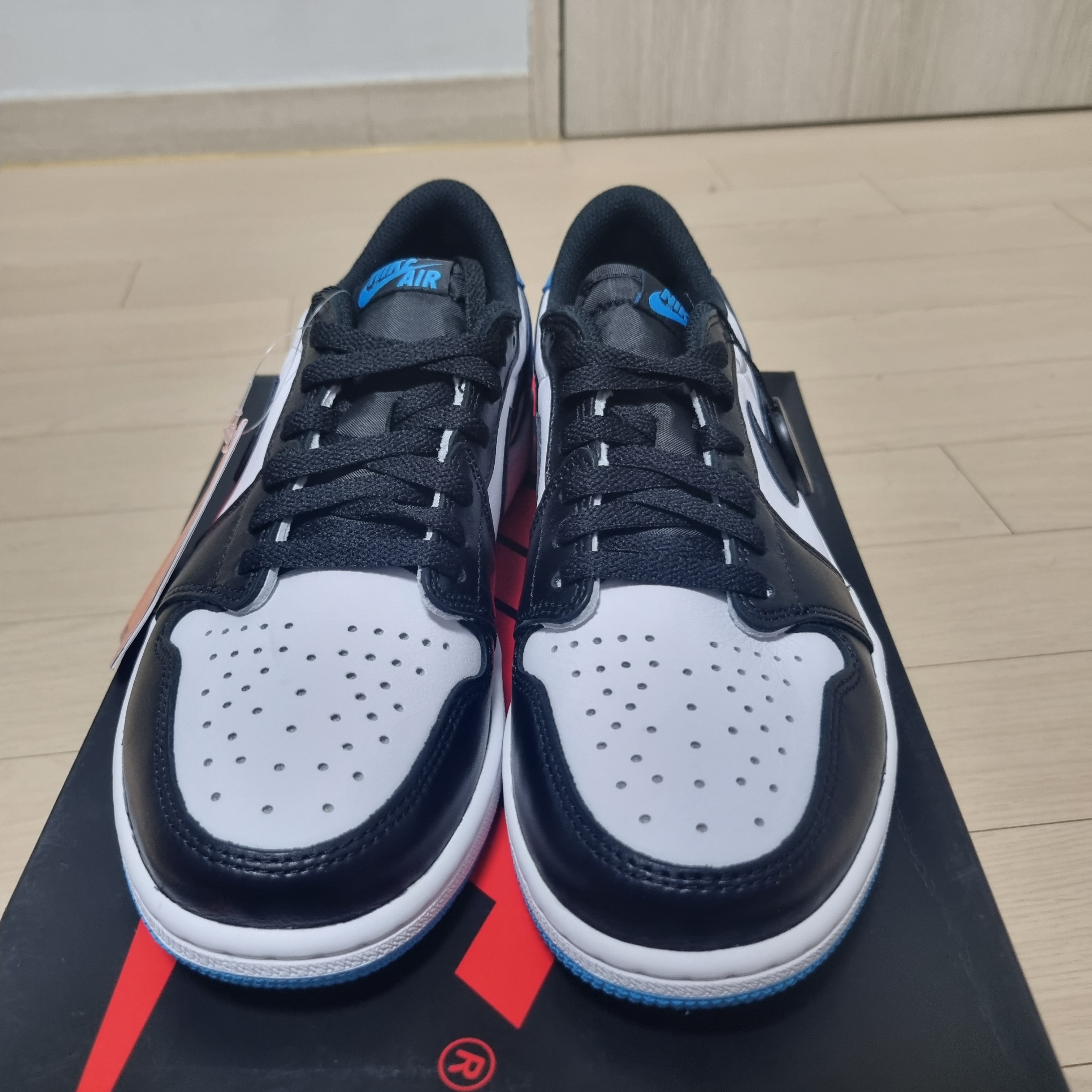 Jordan 1 Retro Low OG Black and Dark Powder Blue 착용 스타일 - 2