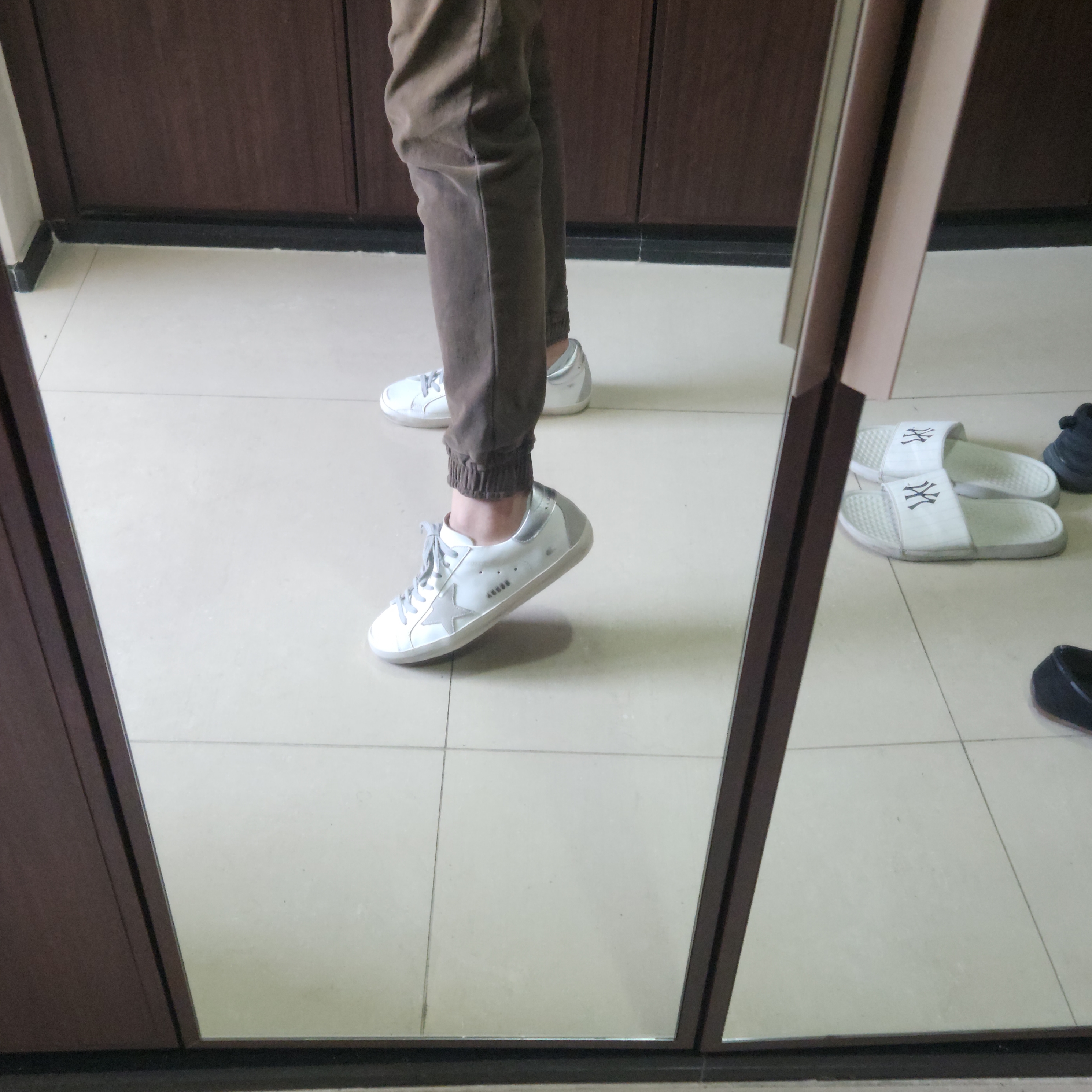 Golden Goose Superstar White Silver Heel Tab Sneakers 착용 스타일 - 5