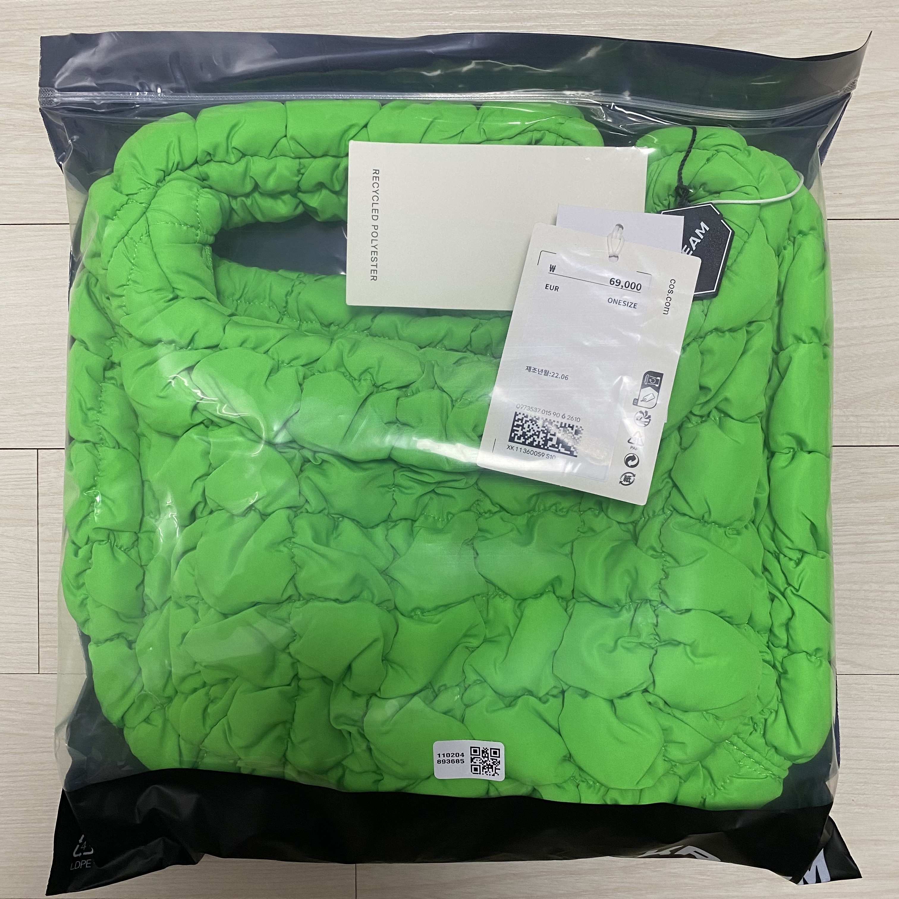 COS Quilted Mini Bag Bright Green 착용 스타일