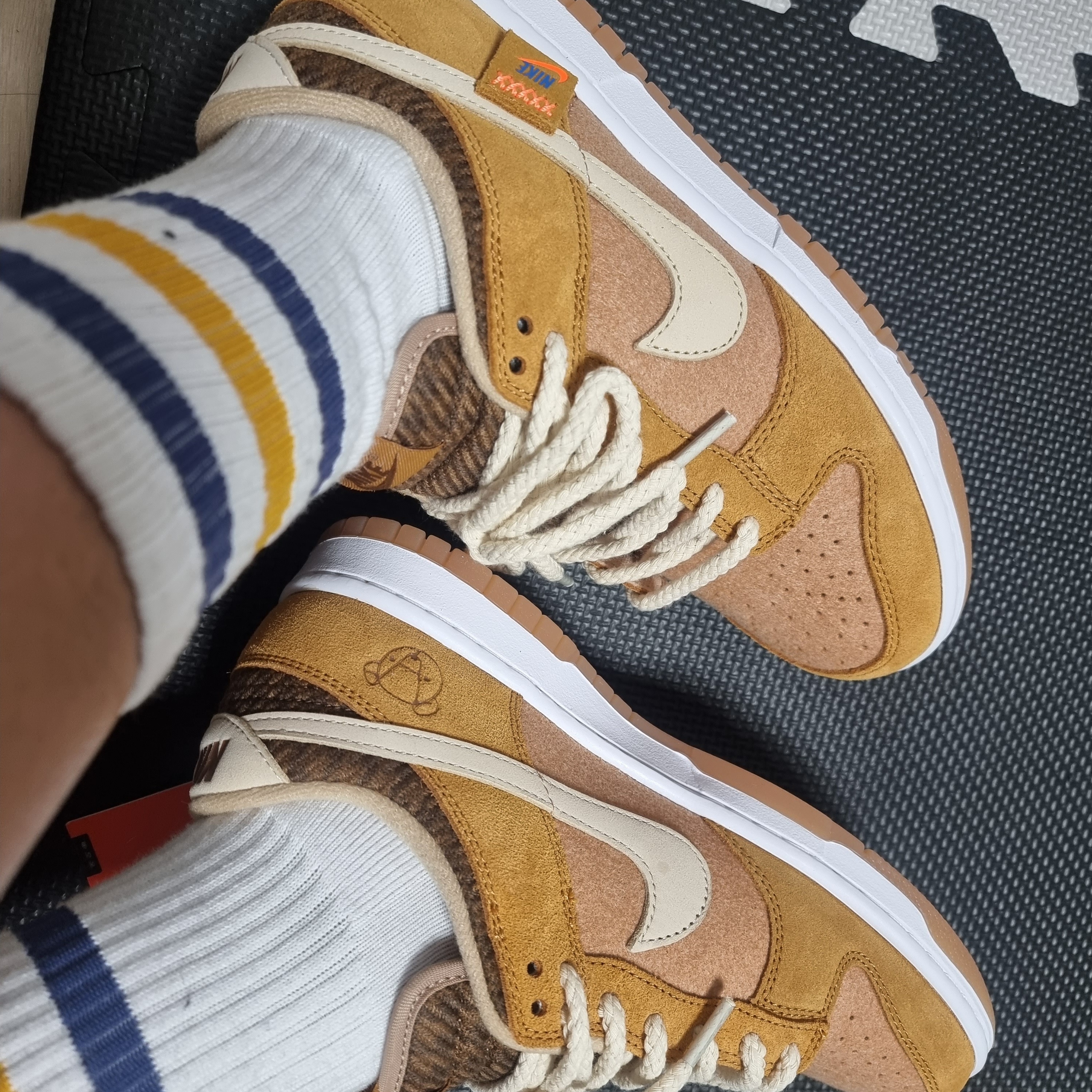 Nike Dunk Low SE Praline Desert Ochre 착용 스타일 - 3