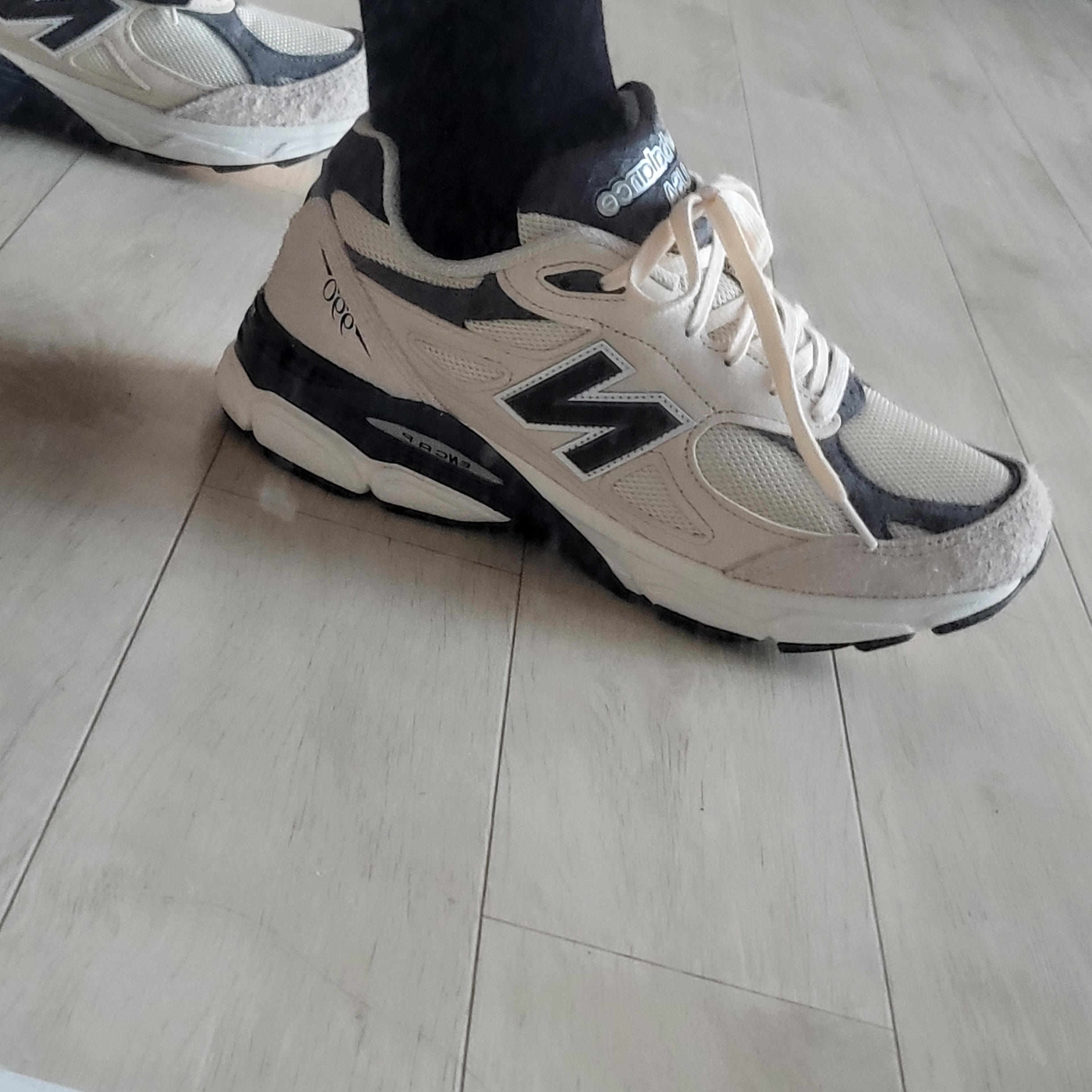 New Balance 990v3 Made in USA Moonbeam Macadamia Nut 착용 스타일