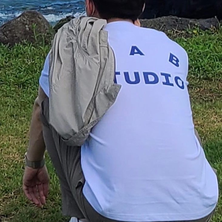IAB Studio T-Shirt White Navy - 22FW 착용 스타일