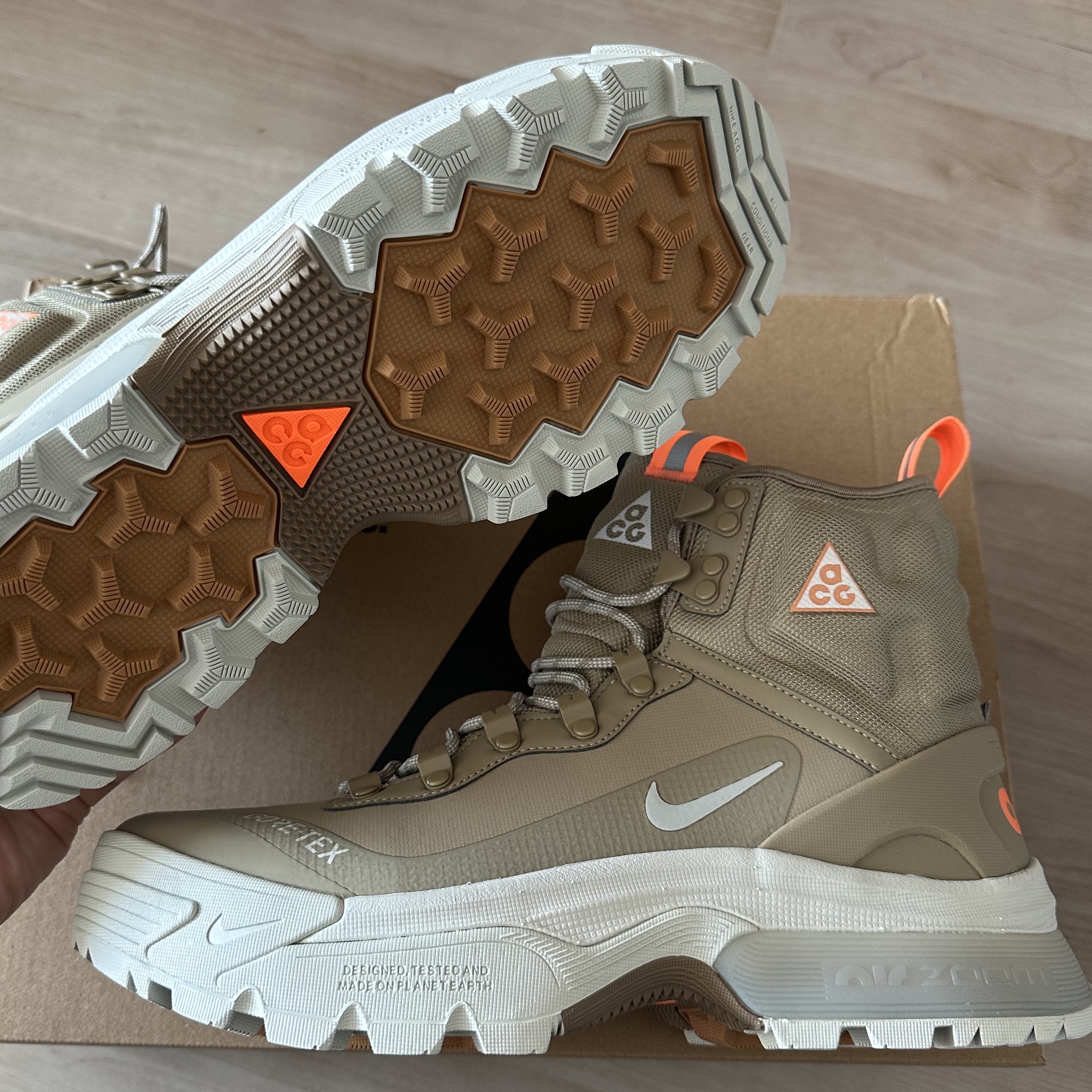 Nike ACG Air Zoom Gaiadome Gore-Tex Khaki Light Bone 착용 스타일