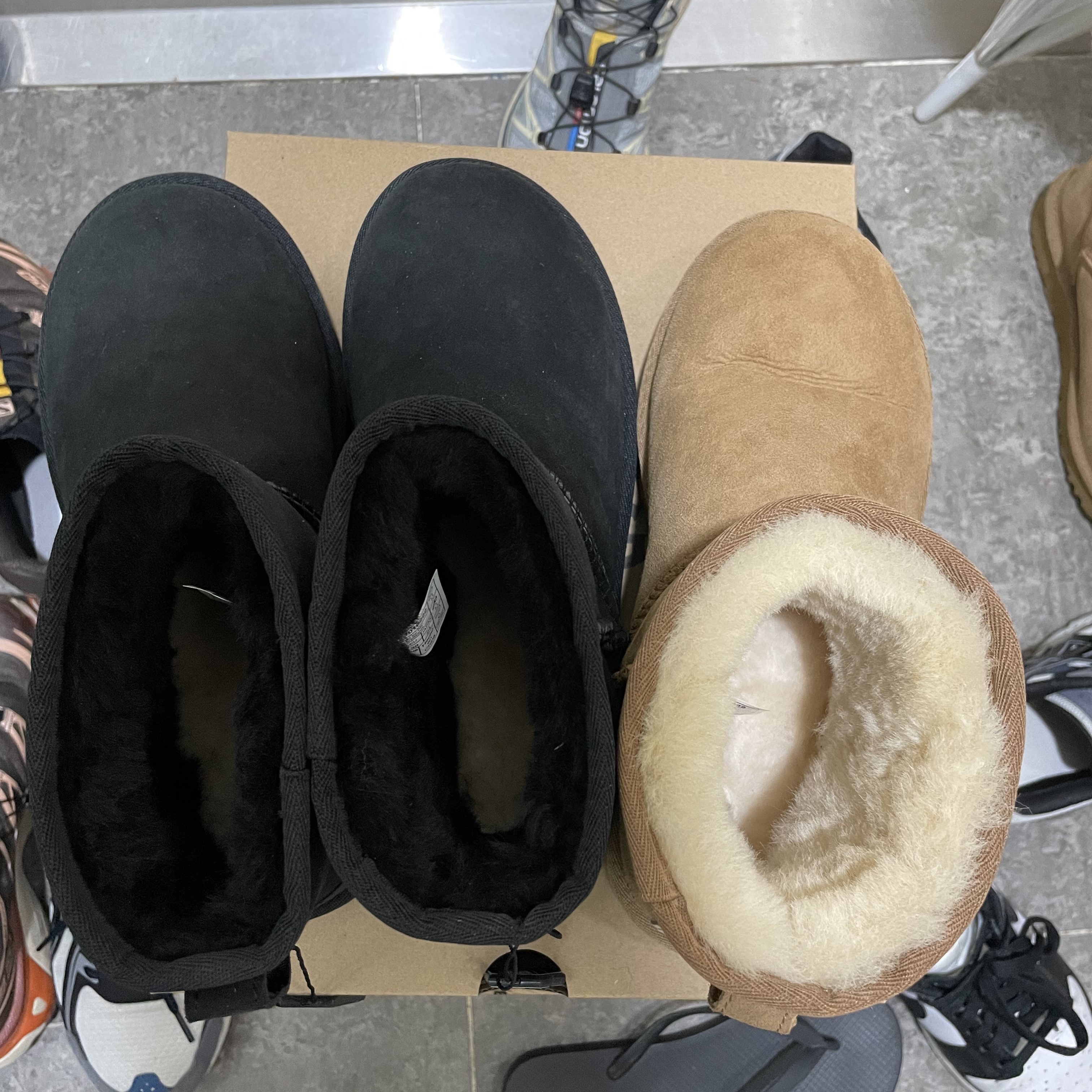 (W) UGG Classic Mini II Boots Black 착용 스타일 - 1