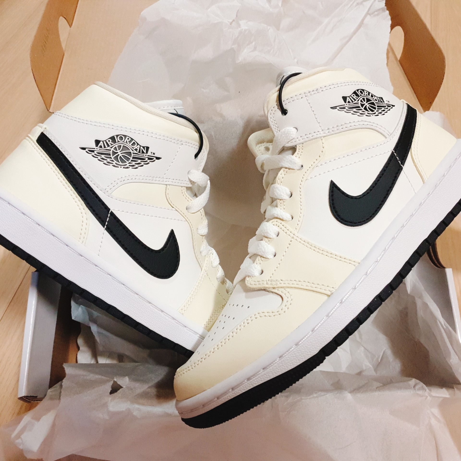 (W) Jordan 1 Mid Coconut Milk 착용 스타일 - 4