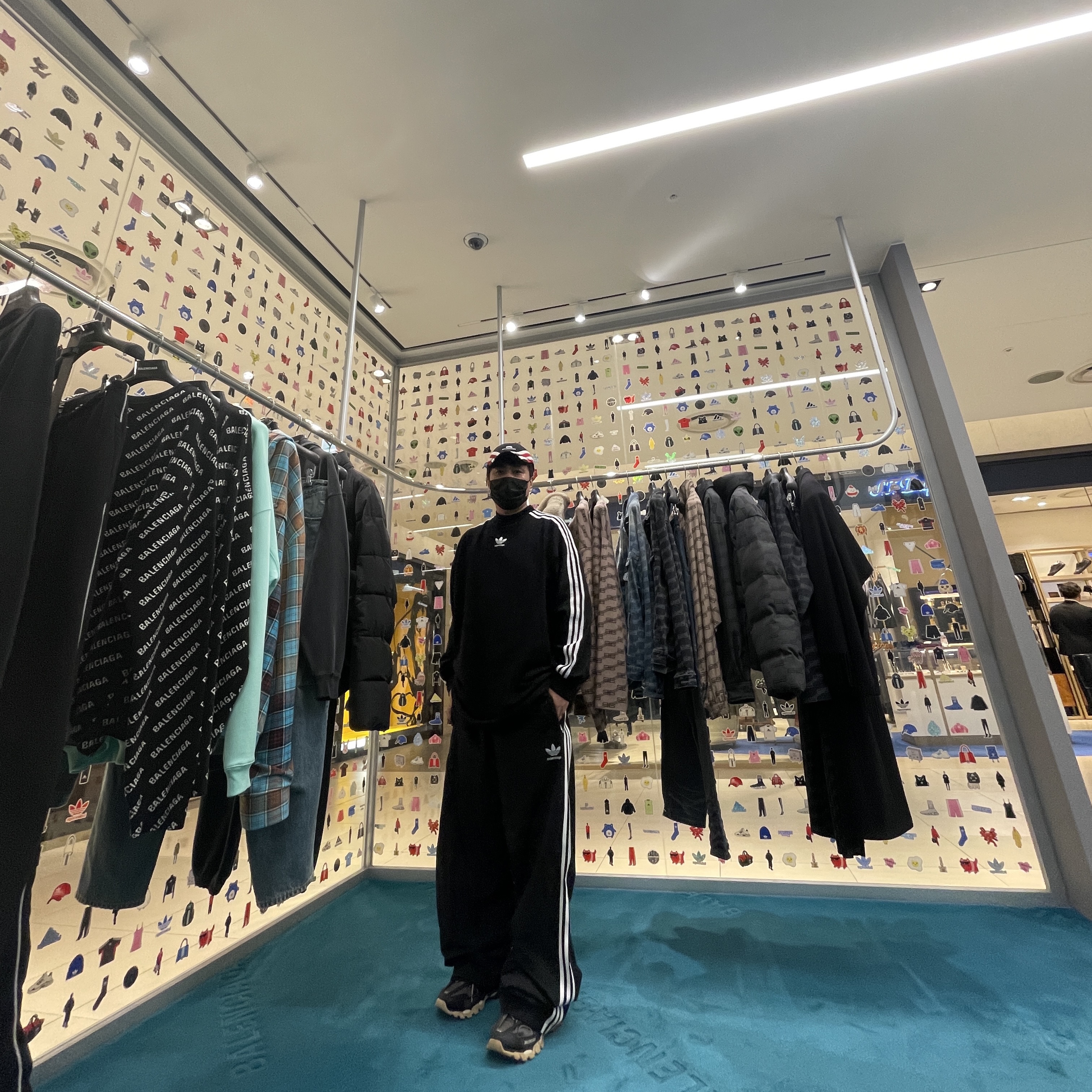 Balenciaga x Adidas Oversized Long Sleeve T-Shirt Black, Balenciaga x Adidas Oversized T-Shirt Navy Blue 착용 스타일 - 4