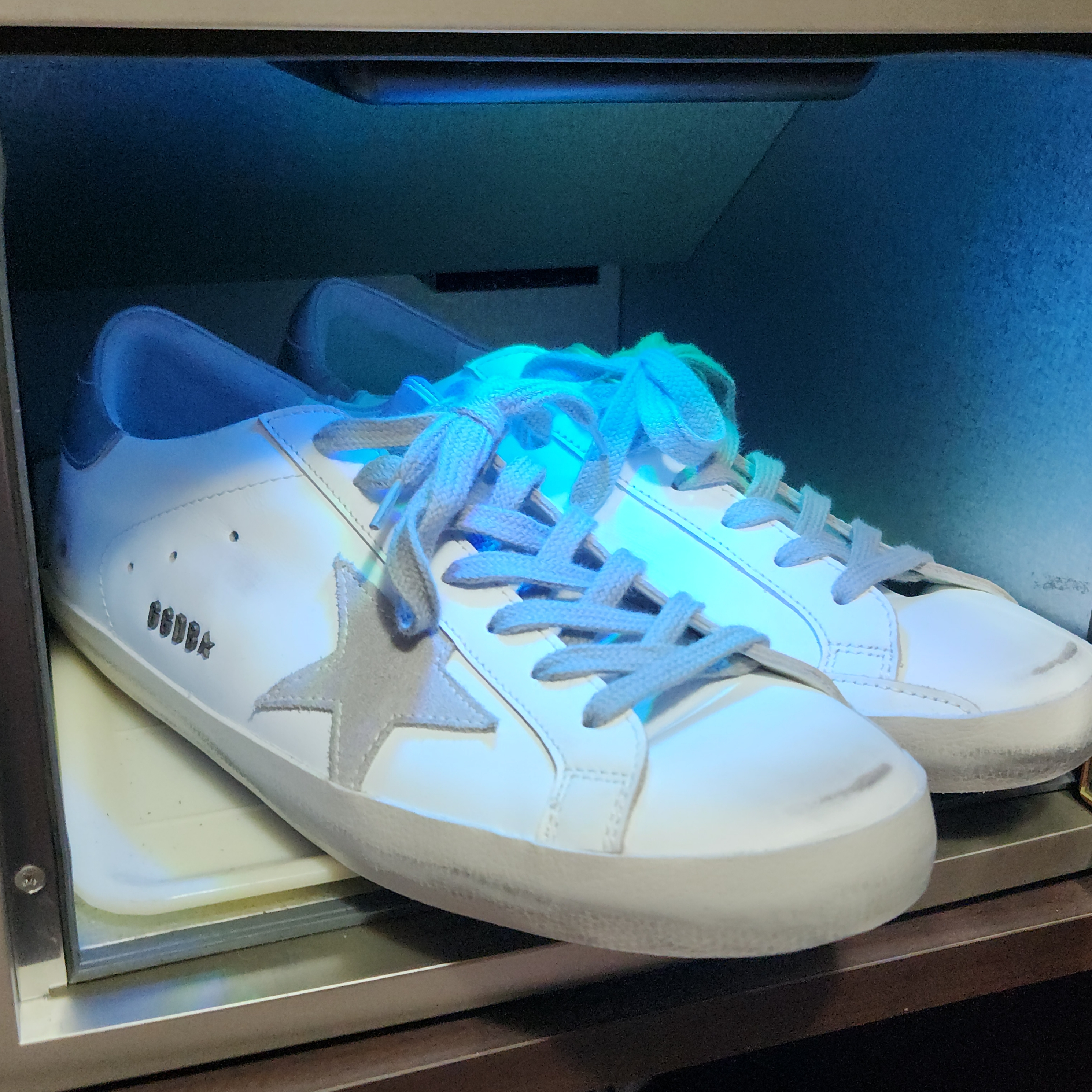 Golden Goose Superstar White Silver Heel Tab Sneakers 착용 스타일 - 4