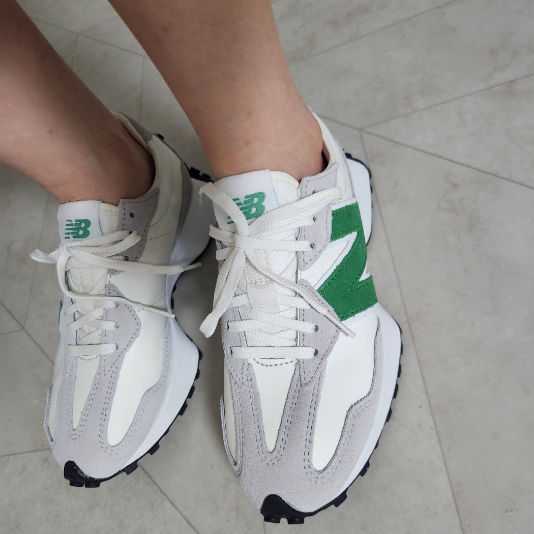 (W) New Balance 327 Rain Cloud Varsity Green 착용 스타일