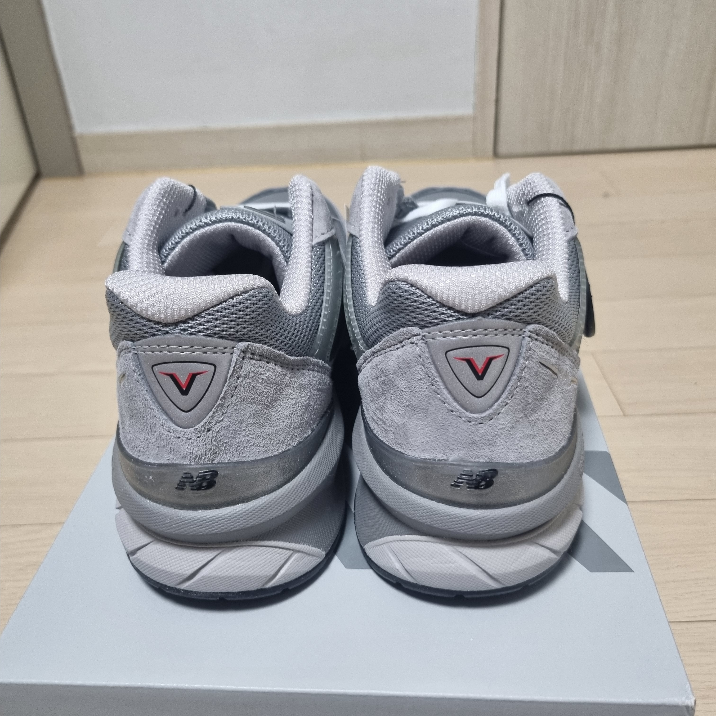 New Balance 990v5 Made in USA Grey - D Standard 착용 스타일 - 2