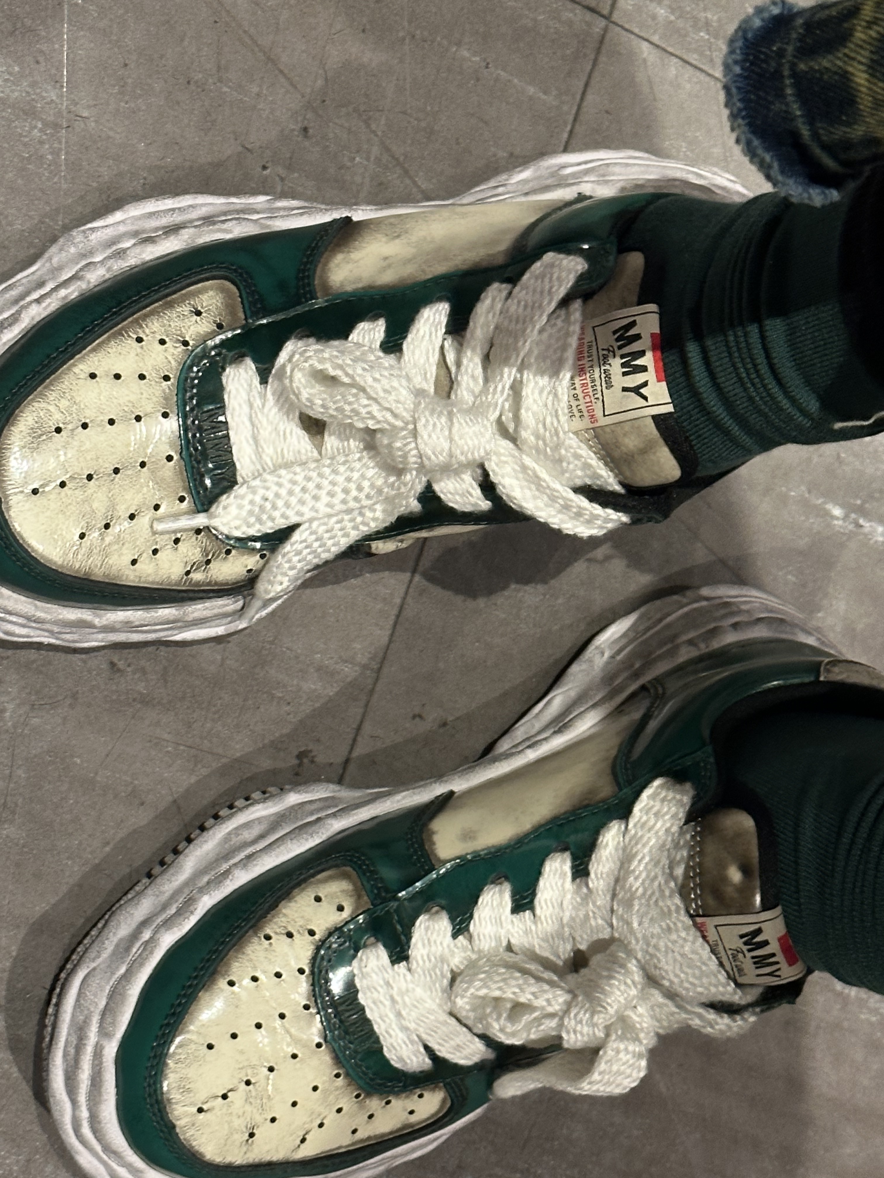 Maison Mihara Yasuhiro Wayne OG Sole Brushed Patent Low-top Sneakers Green 착용 스타일