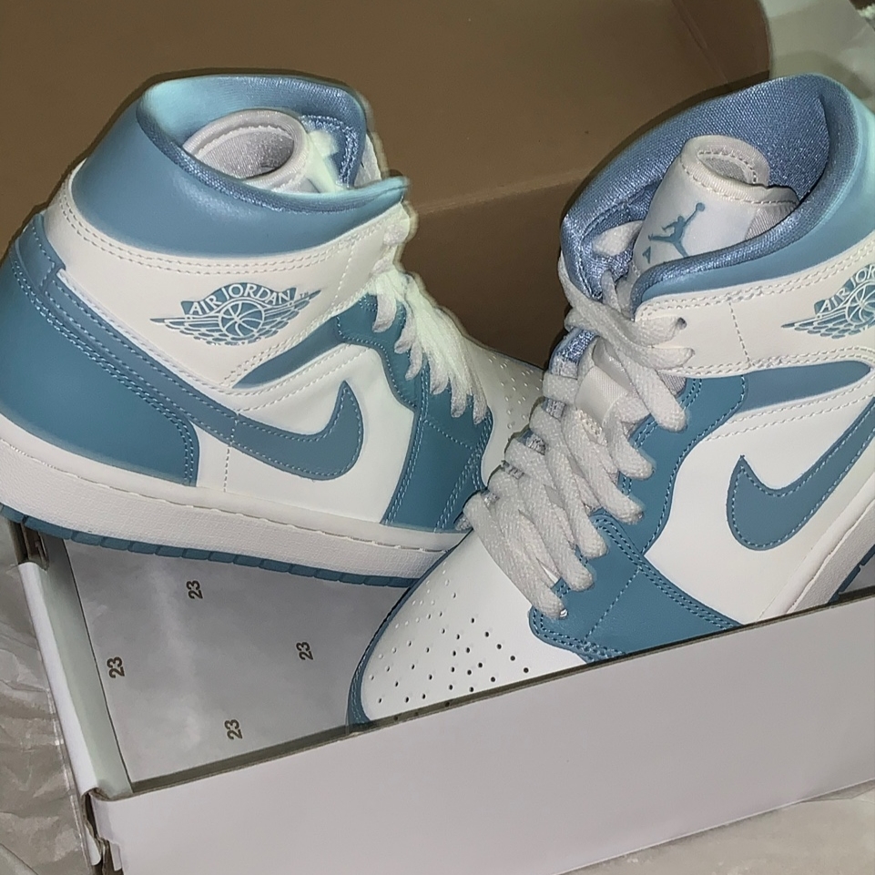 (W) Jordan 1 Mid Sail and Worn Blue 착용 스타일