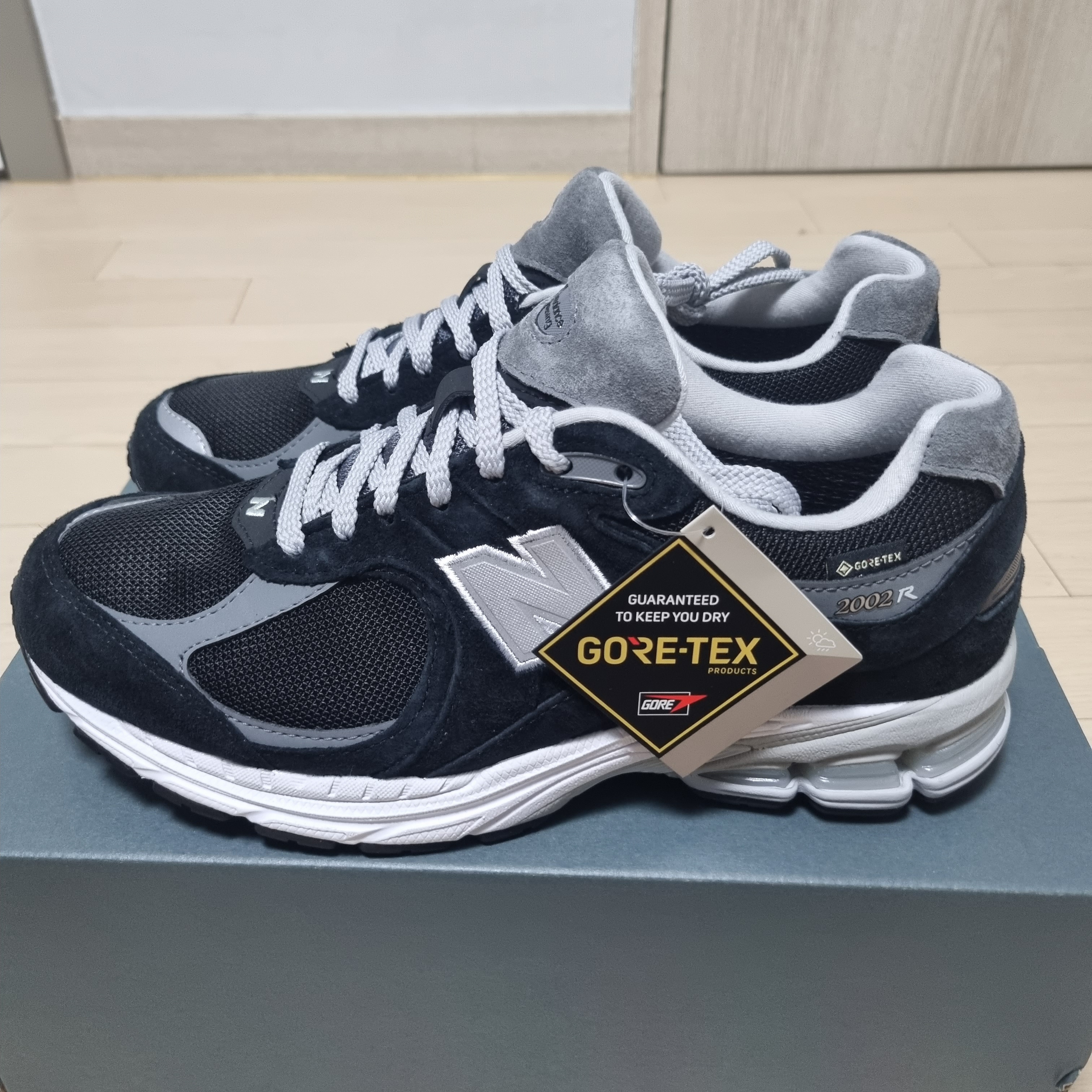 New Balance 2002R Gore-Tex Black Silver Metalic 착용 스타일 - 1