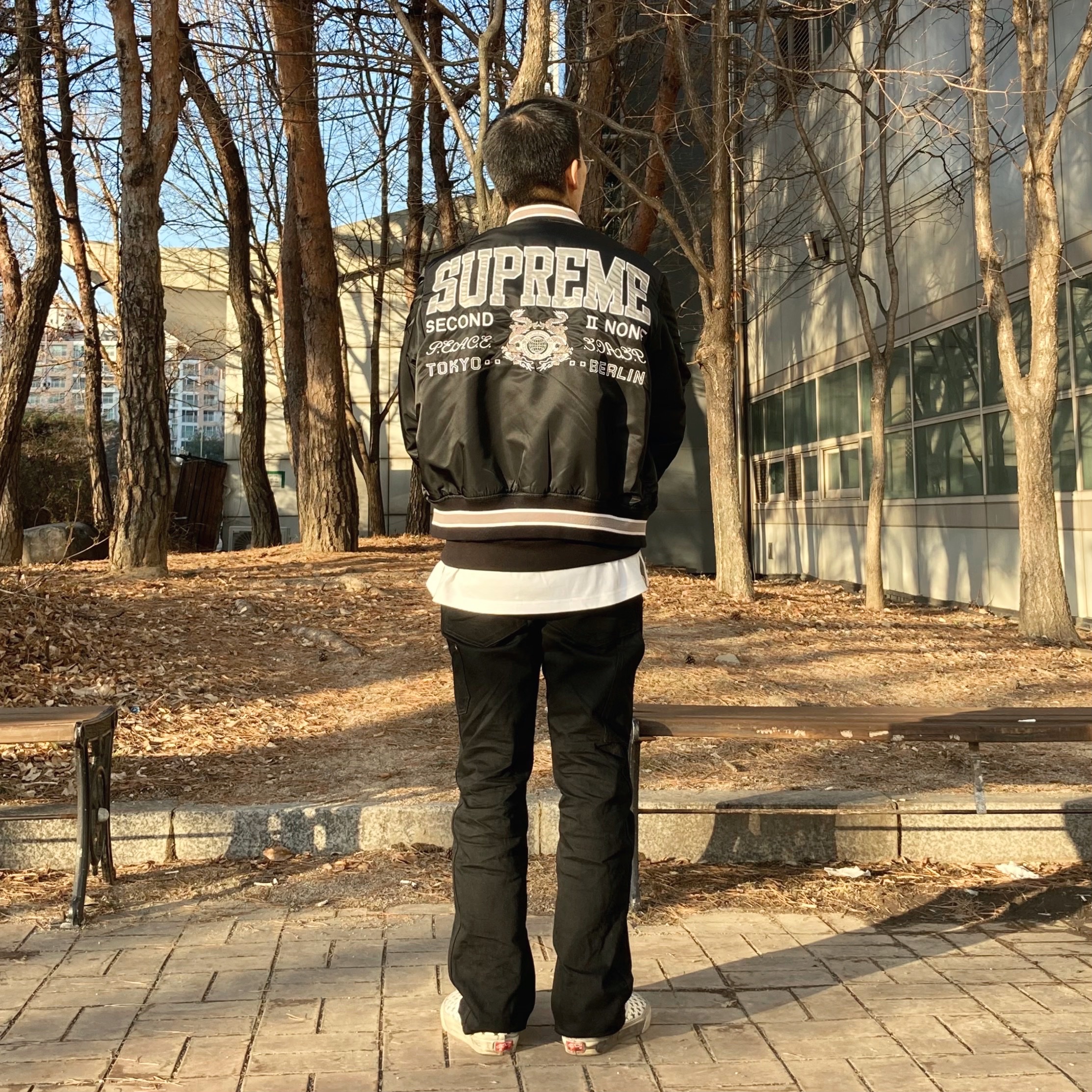 Supreme Box Logo Crewneck Black - 22FW, Vans Vault x Bianca Chandon Classic Slip-On LX Stressed Black White 착용 스타일 - 4