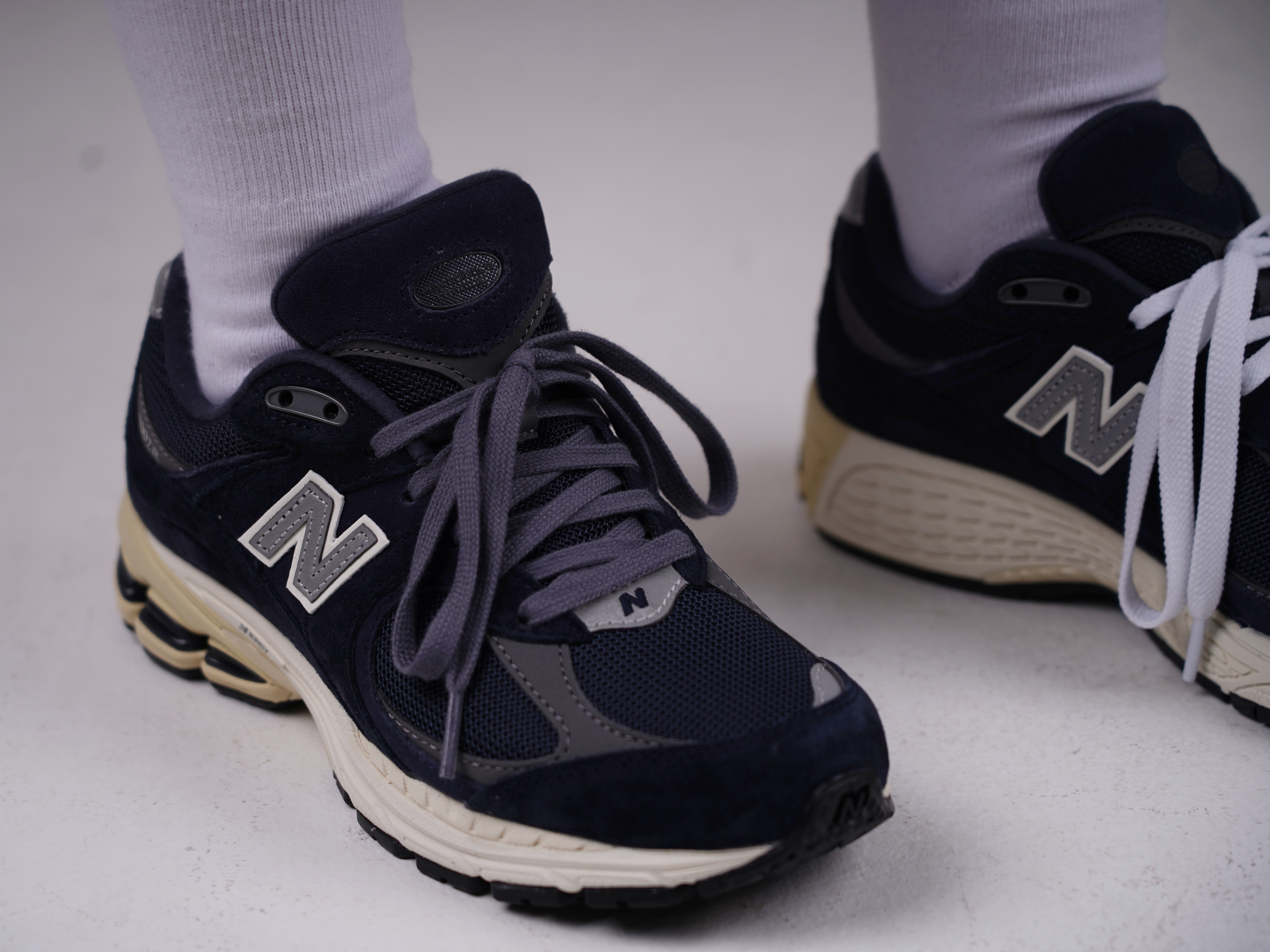New Balance 2002R Eclipse Castlerock 착용 스타일