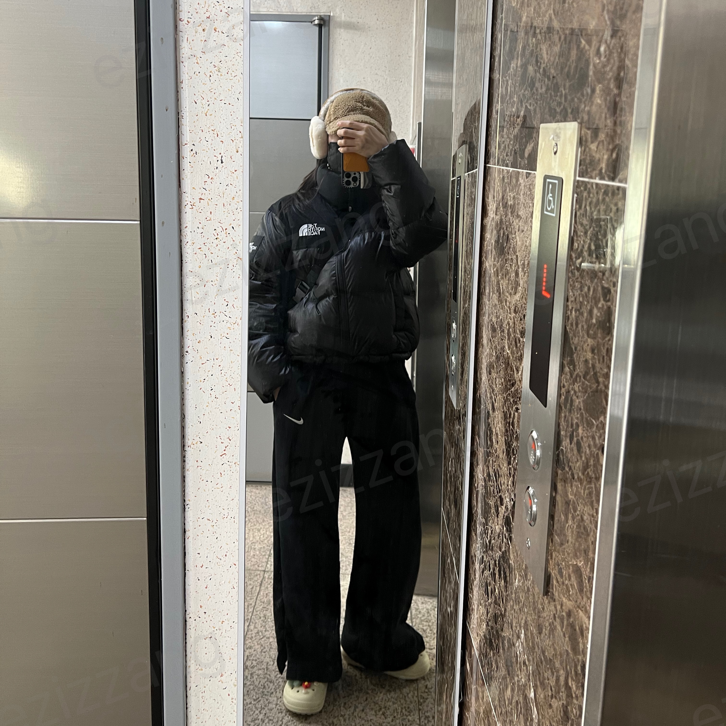 (W) The North Face White Label Novelty Nuptse Down Jacket Black, (W) UGG Embroidered Logo Earmuff Chestnut 착용 스타일
