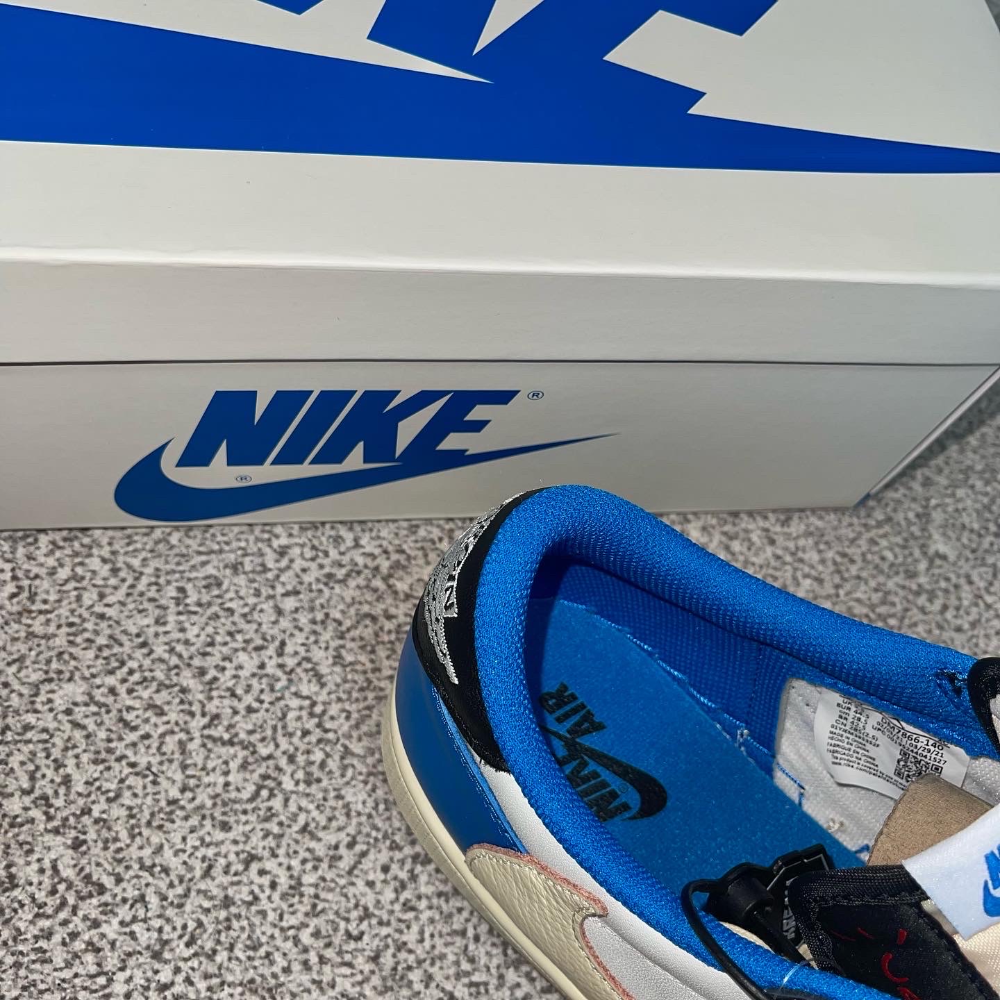 Jordan 1 x Travis Scott x Fragment Retro Low OG SP Military Blue 착용 스타일 - 4