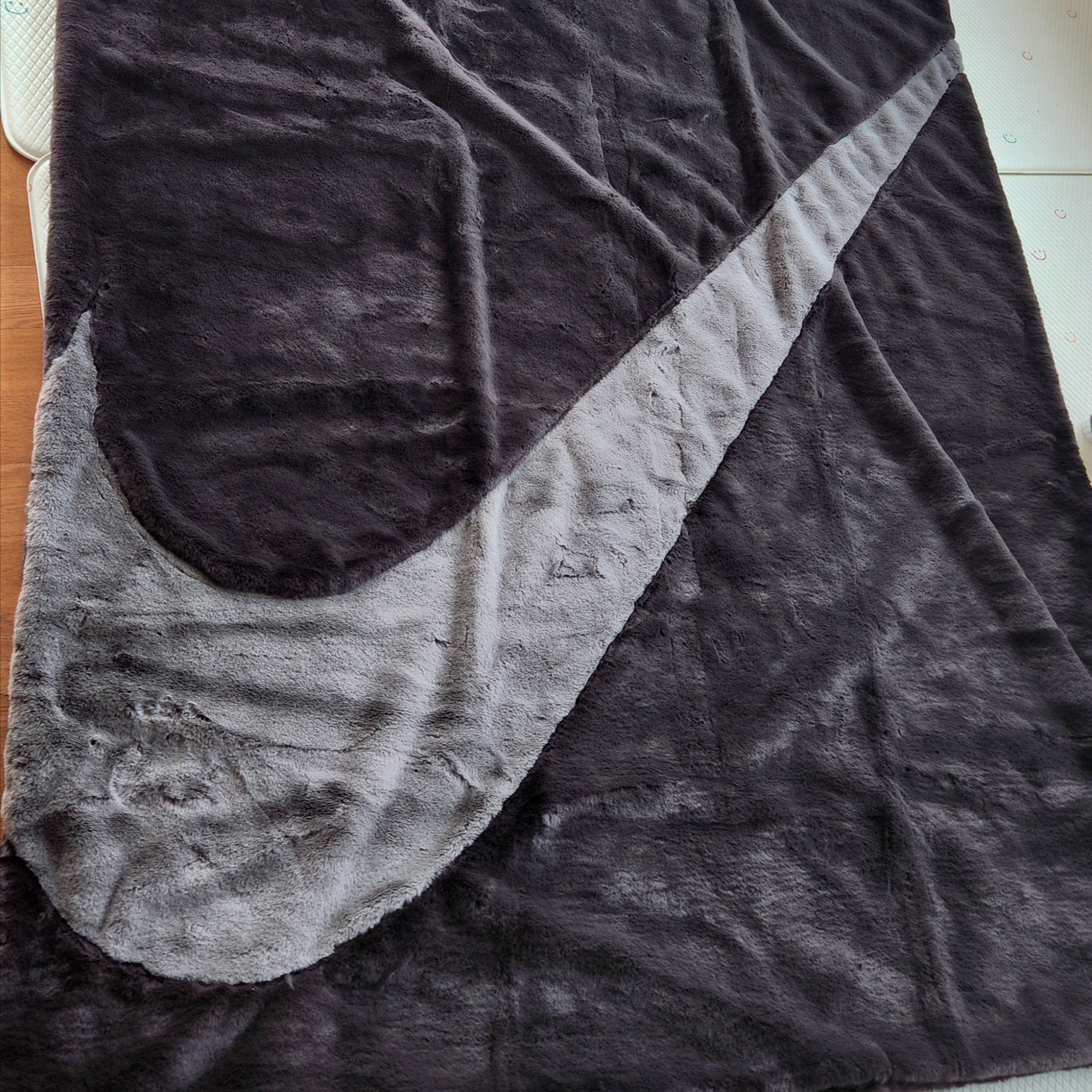 Nike NSW Faux Fur Blanket Velvet Brown 착용 스타일