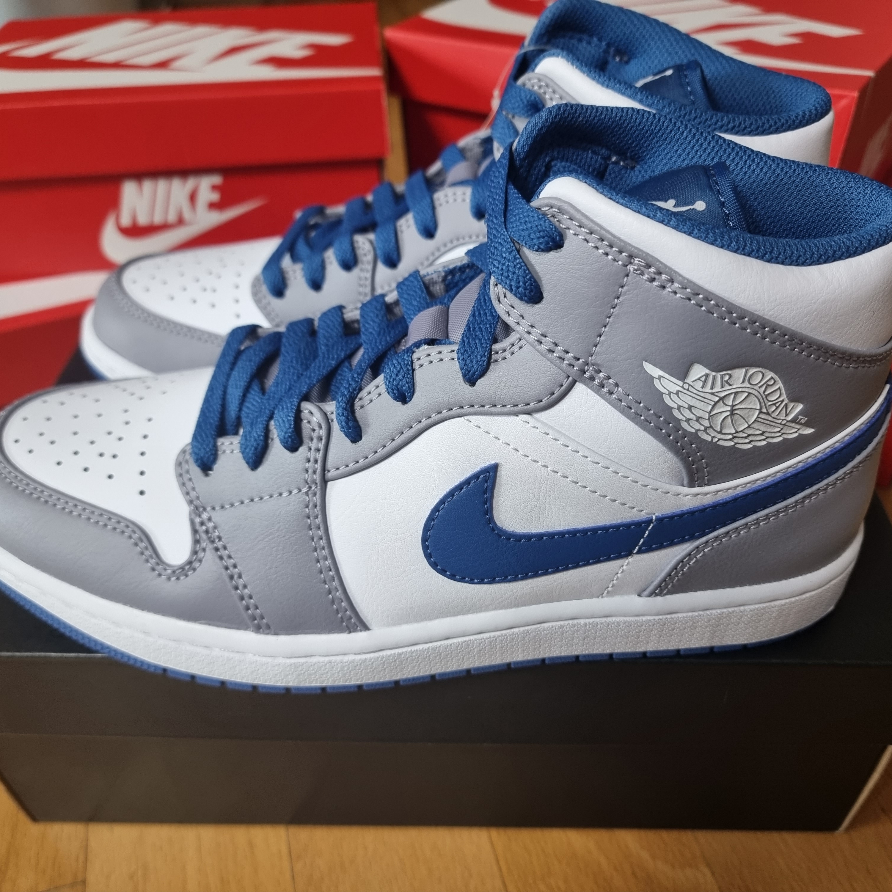 Jordan 1 Mid Cement Grey True Blue 착용 스타일 - 1