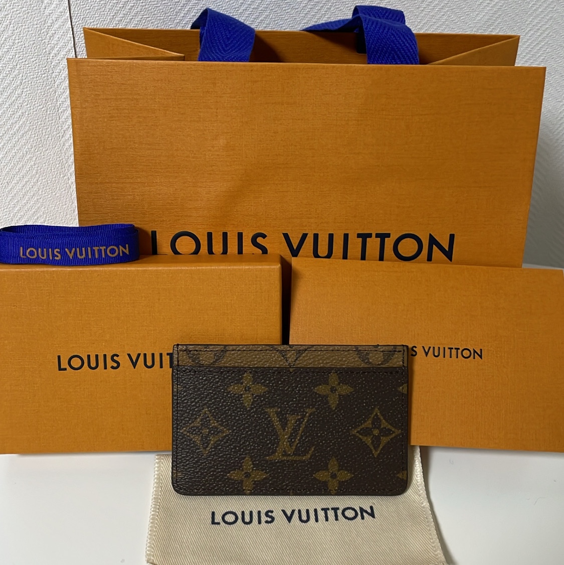 Louis Vuitton Card Holder Monogram and Monogram Reversed 착용 스타일 - 2