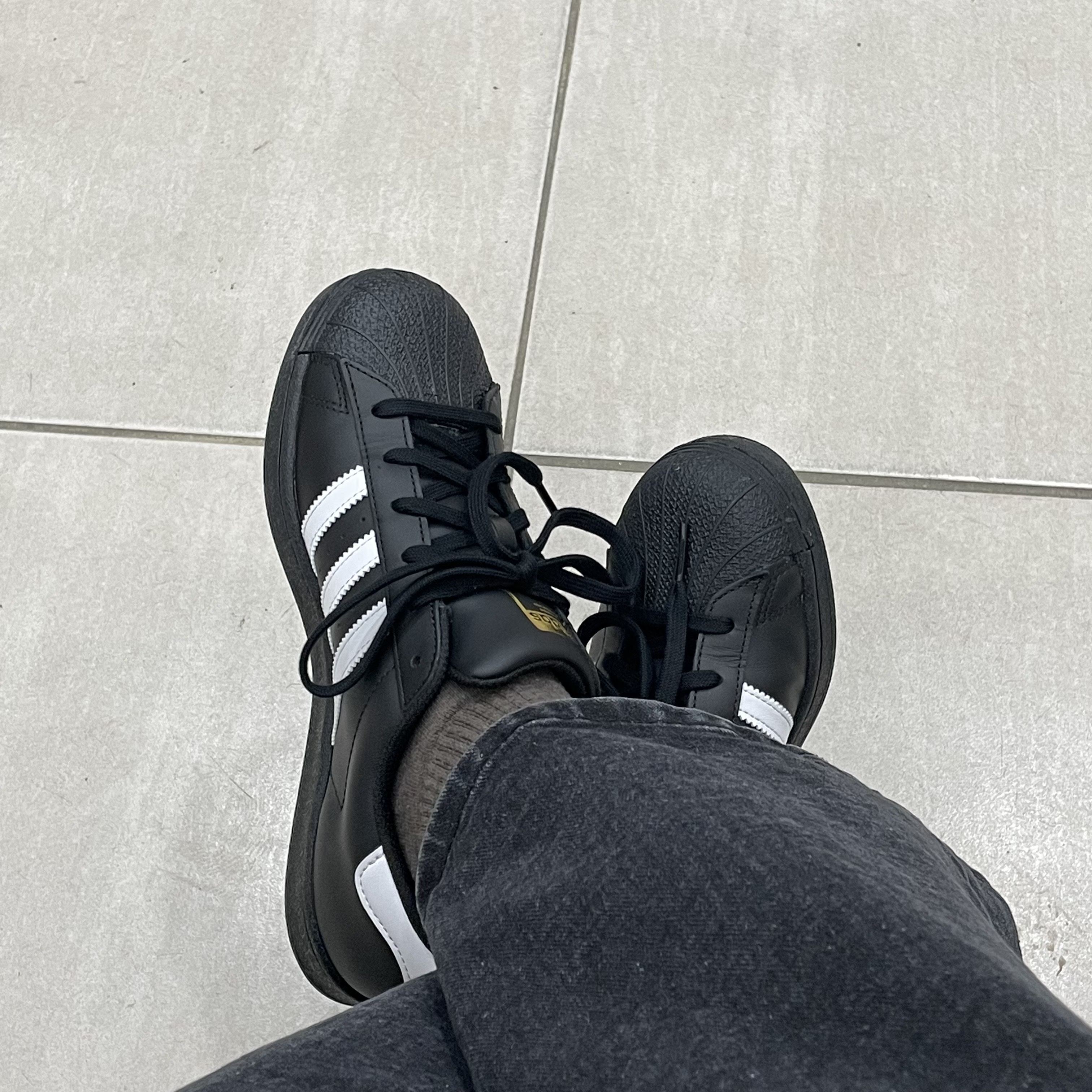 Adidas Superstar Core Black White 착용 스타일