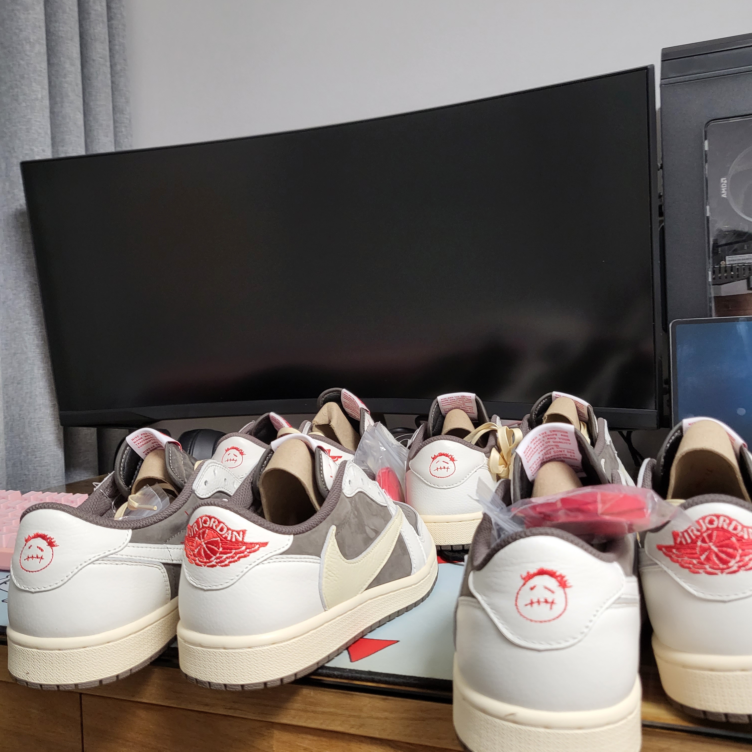 Jordan 1 x Travis Scott Retro Low OG SP Sail and Ridgerock 착용 스타일