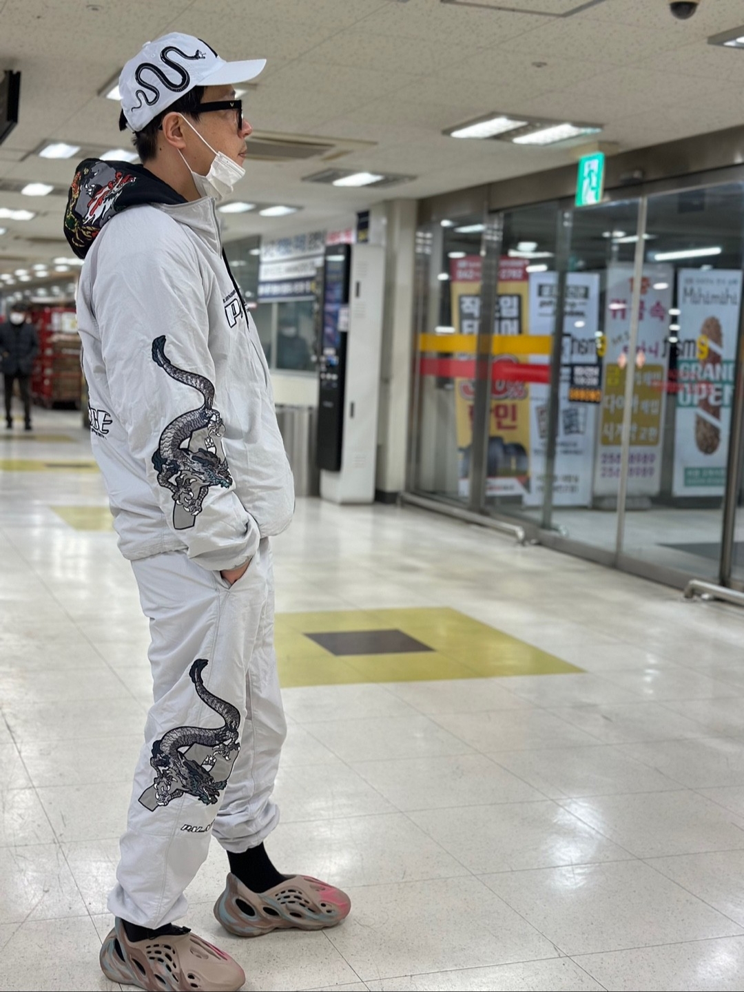 Palace Enter The Dragon Jacket Light Grey - 20FW, Palace Enter The Dragon Joggers Light Grey - 20FW 착용 스타일 - 1
