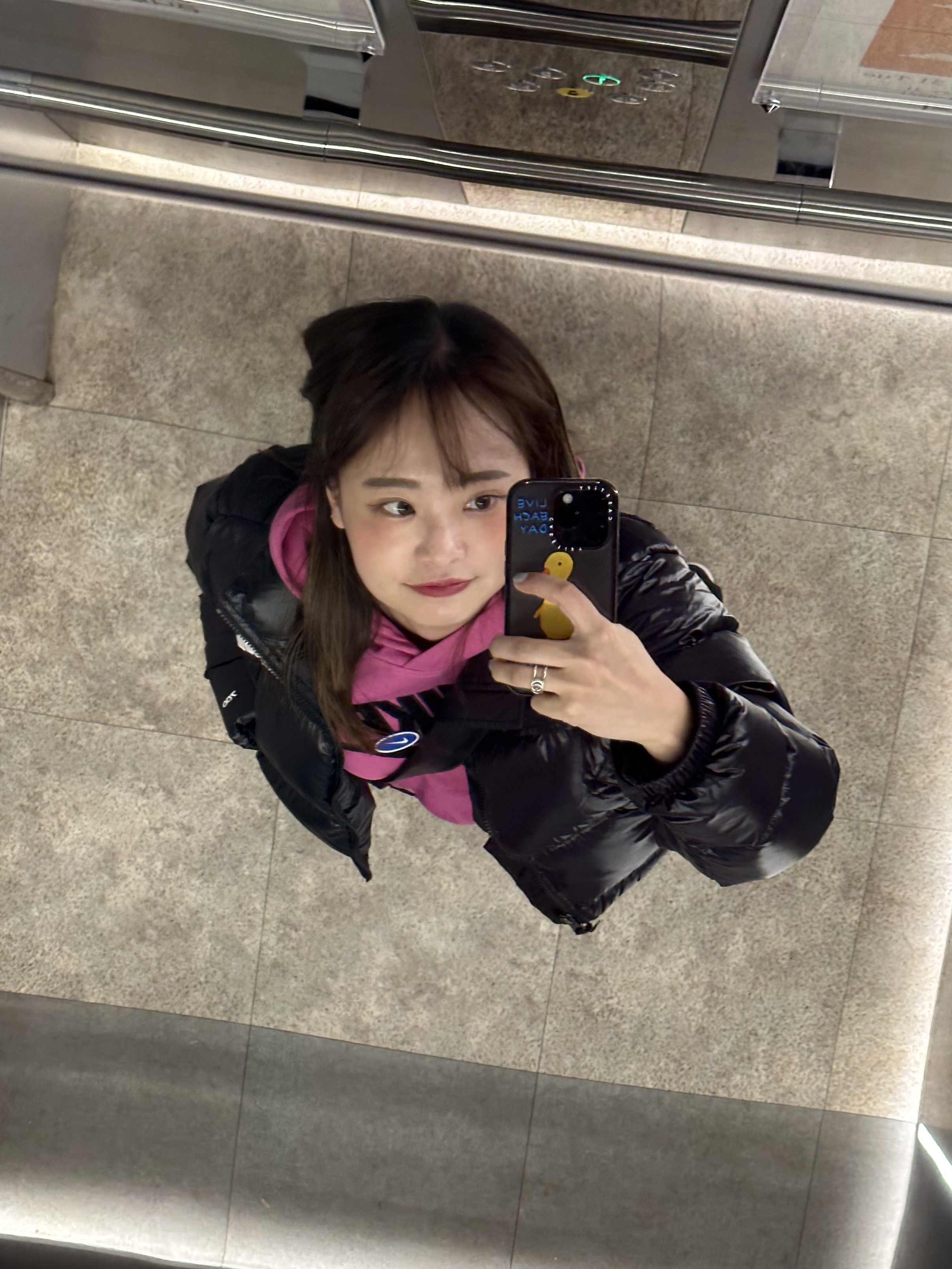 (W) The North Face Nuptse Short Jacket TNF Black, (W) Jordan 1 Mid SE Light Mulberry 착용 스타일 - 5
