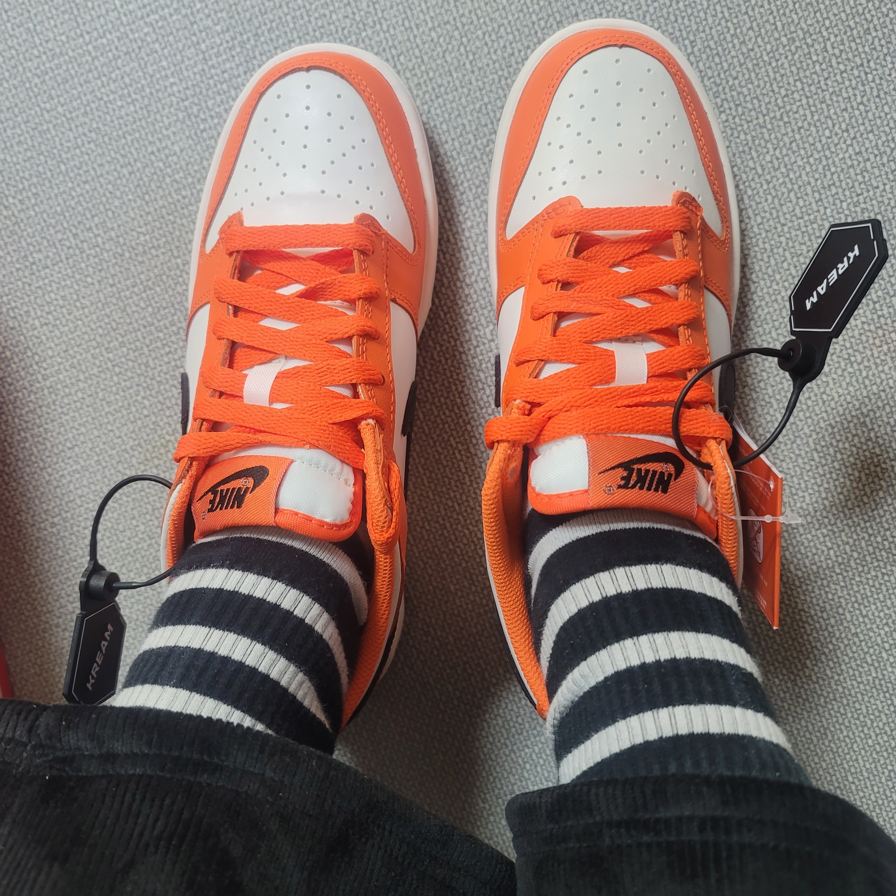 (GS) Nike Dunk Low Safety Orange 착용 스타일 - 2