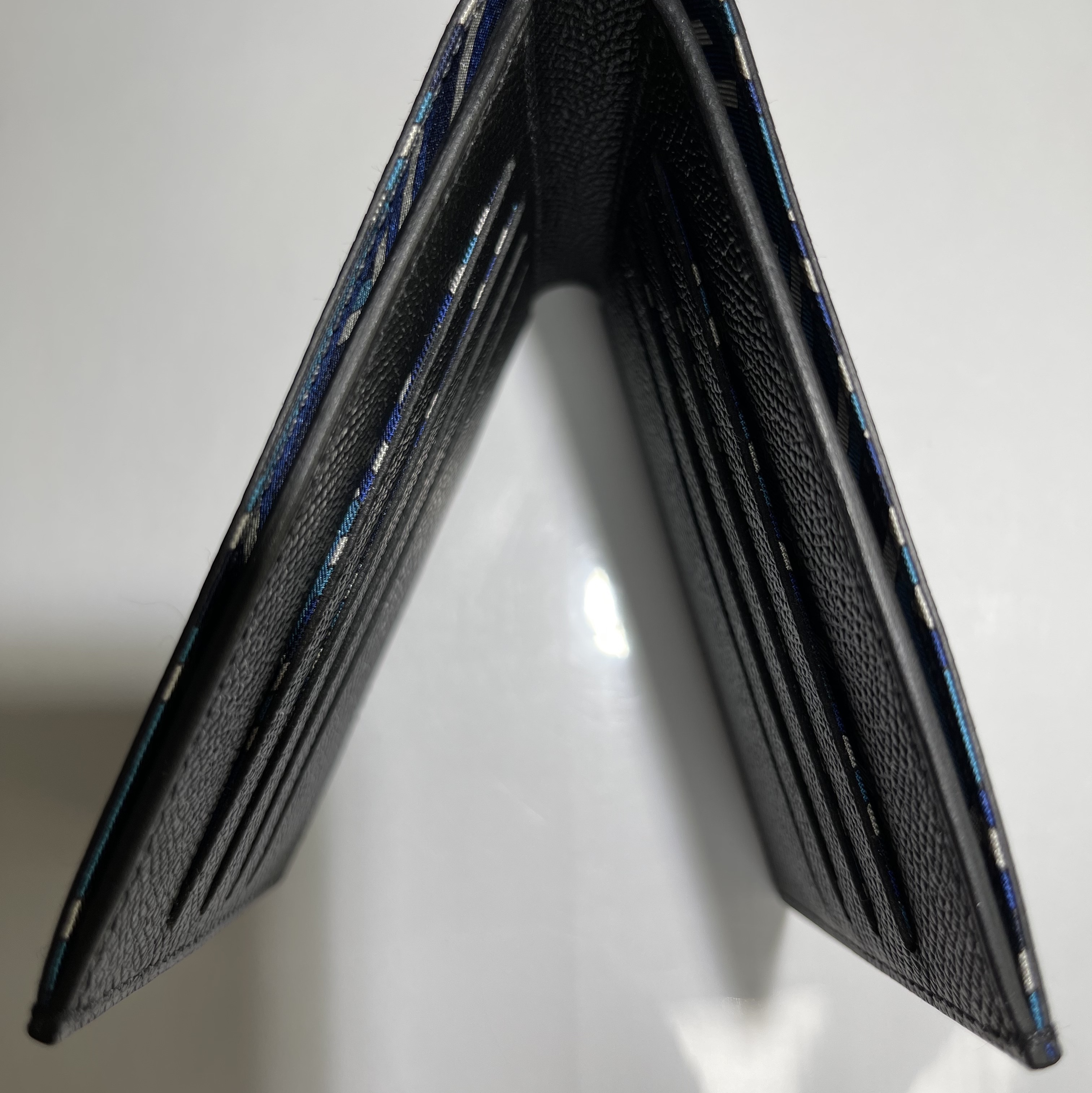 Hermes Citizen Twill Compact Wallet Epsom & Noir Bleu Nuit Bleu Zanzibar 착용 스타일 - 2