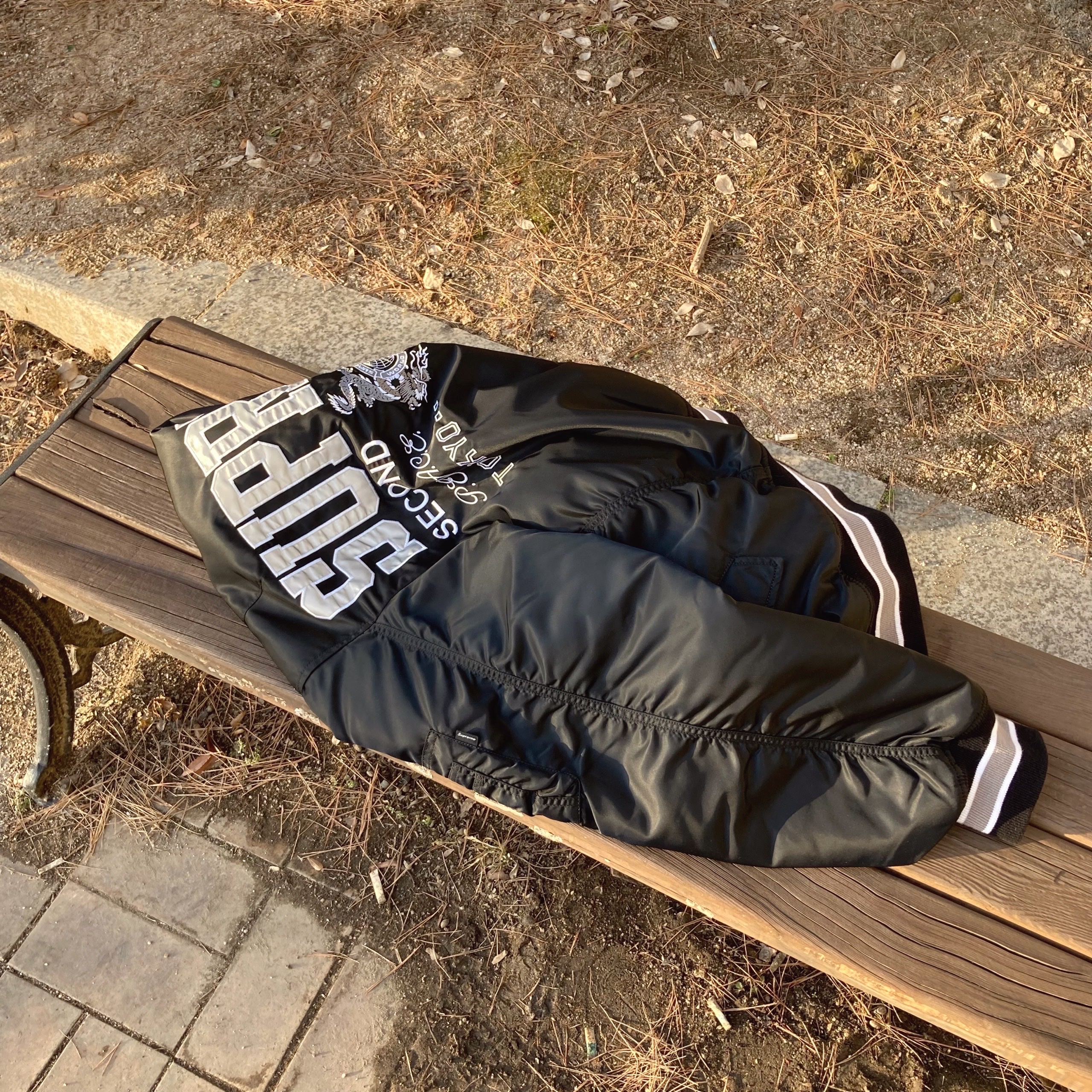 Supreme Box Logo Crewneck Black - 22FW, Vans Vault x Bianca Chandon Classic Slip-On LX Stressed Black White 착용 스타일 - 5
