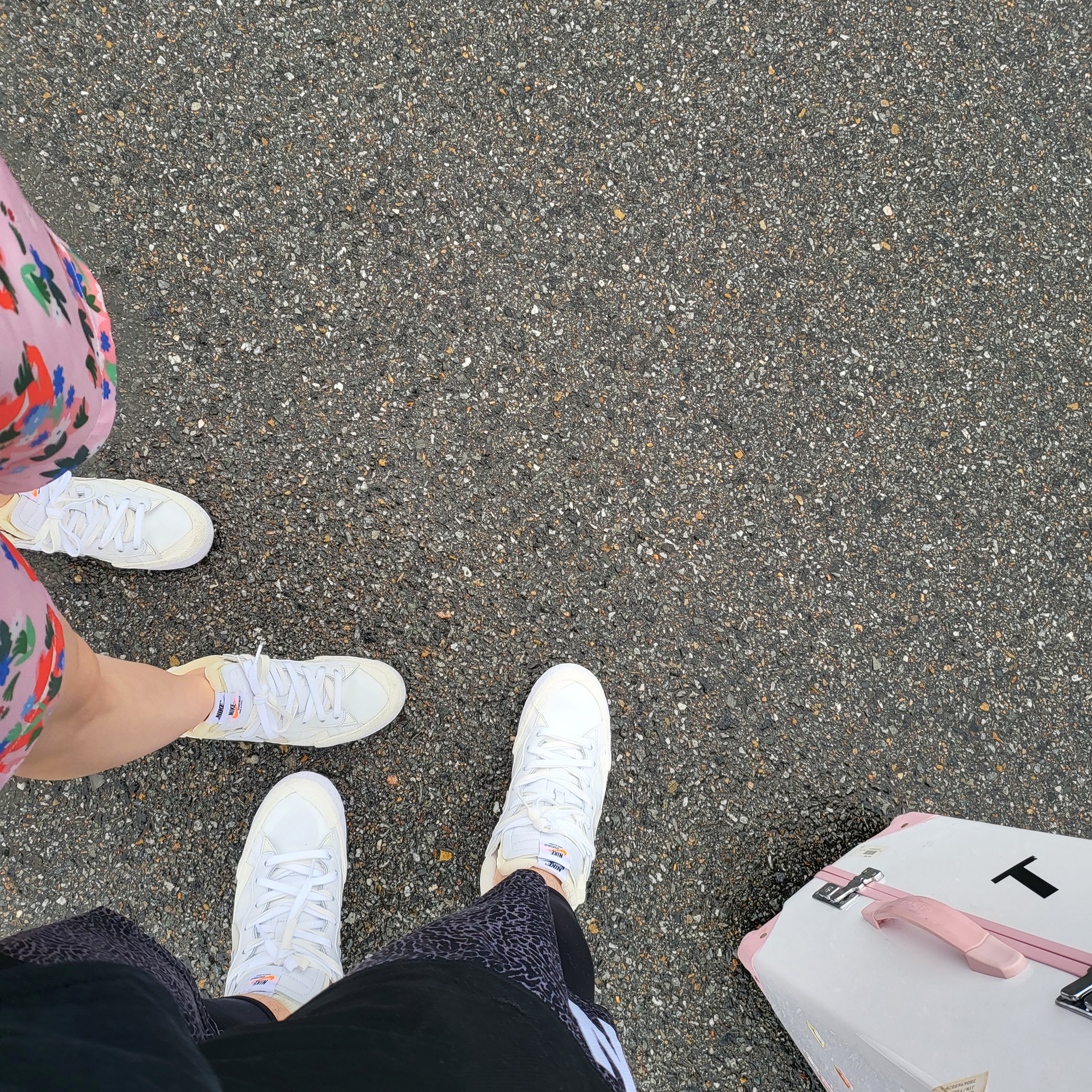Nike x Sacai Blazer Low White Patent Leather 착용 스타일 - 1