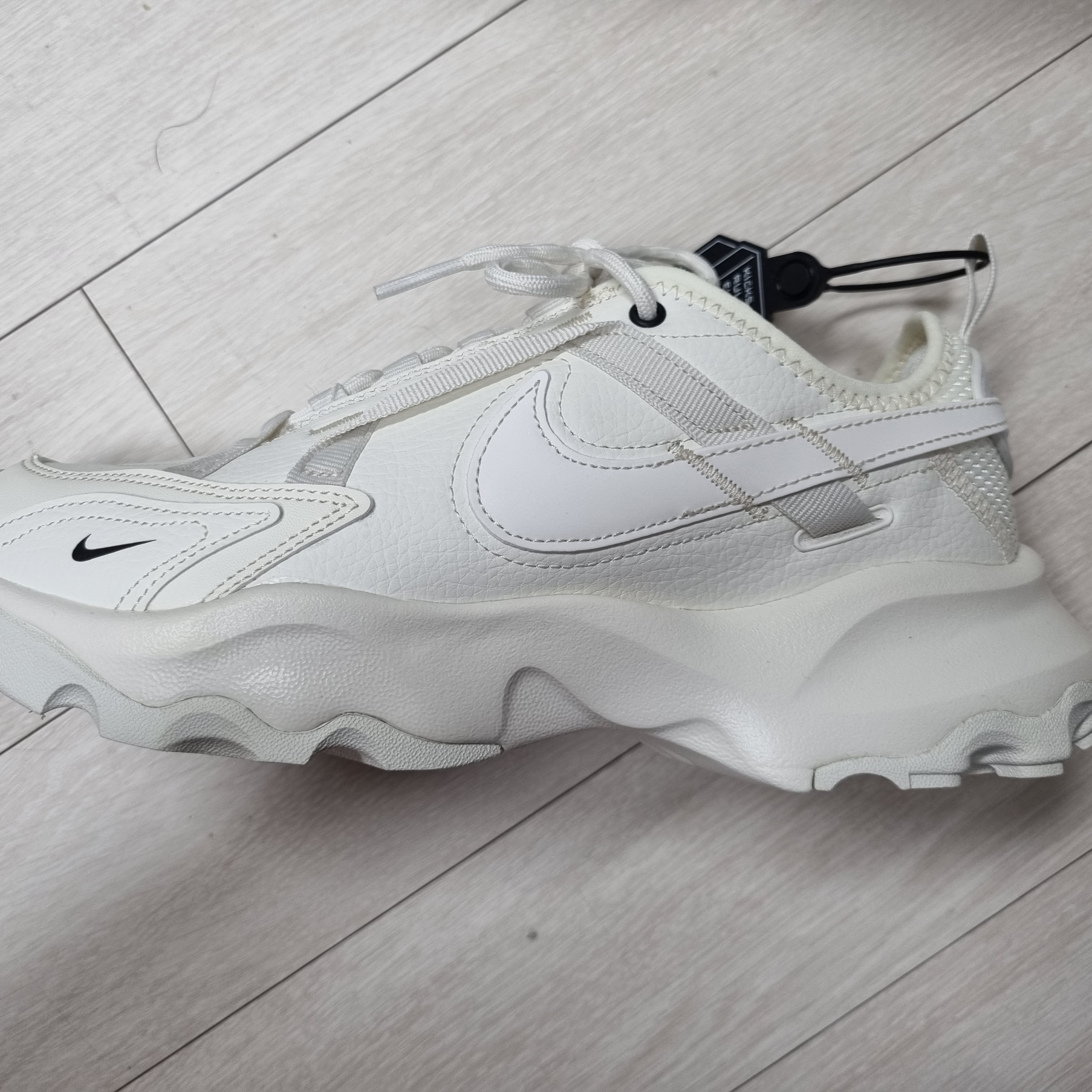(W) Nike TC 7900 Summit White 착용 스타일 - 1
