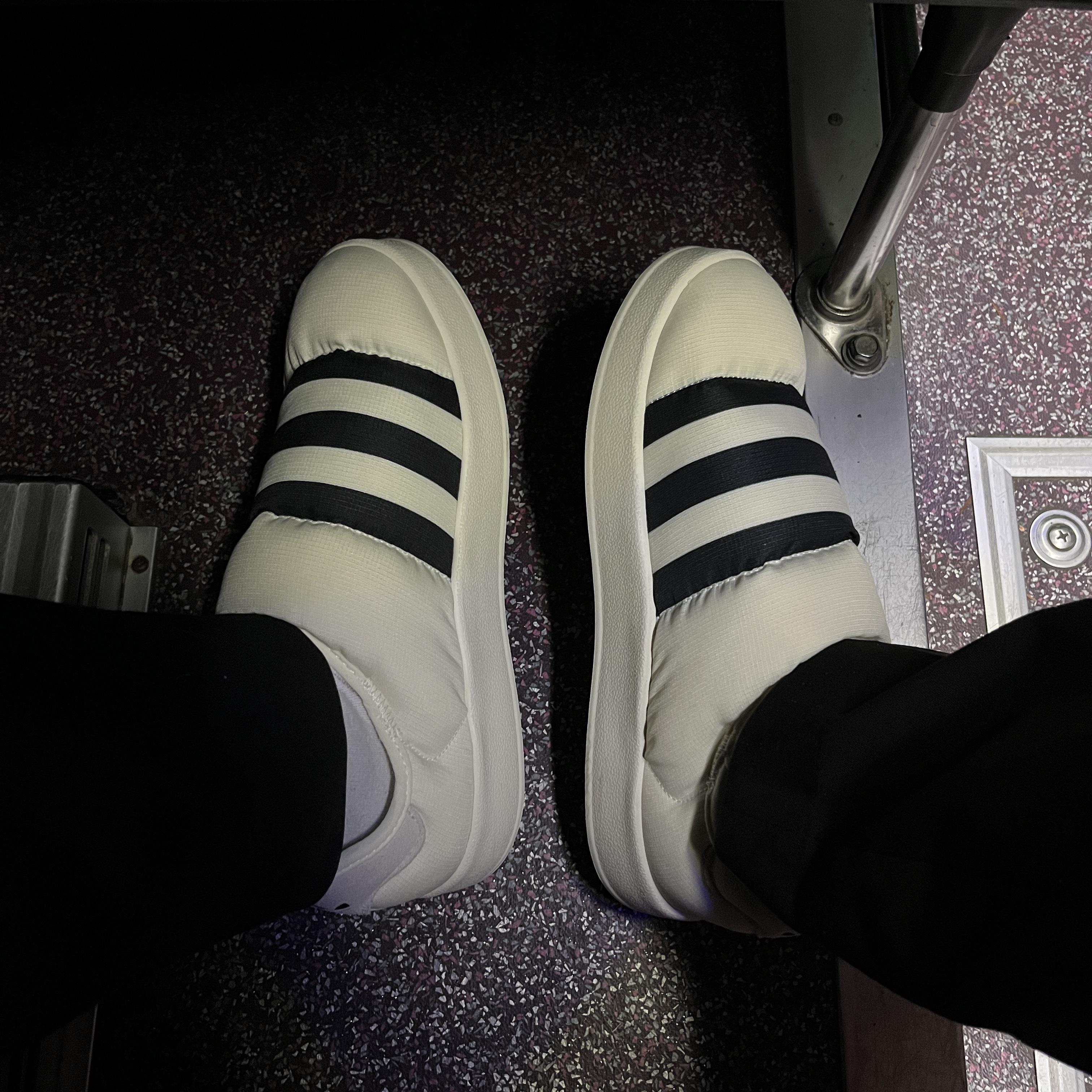 Adidas Puffylette Off White 착용 스타일