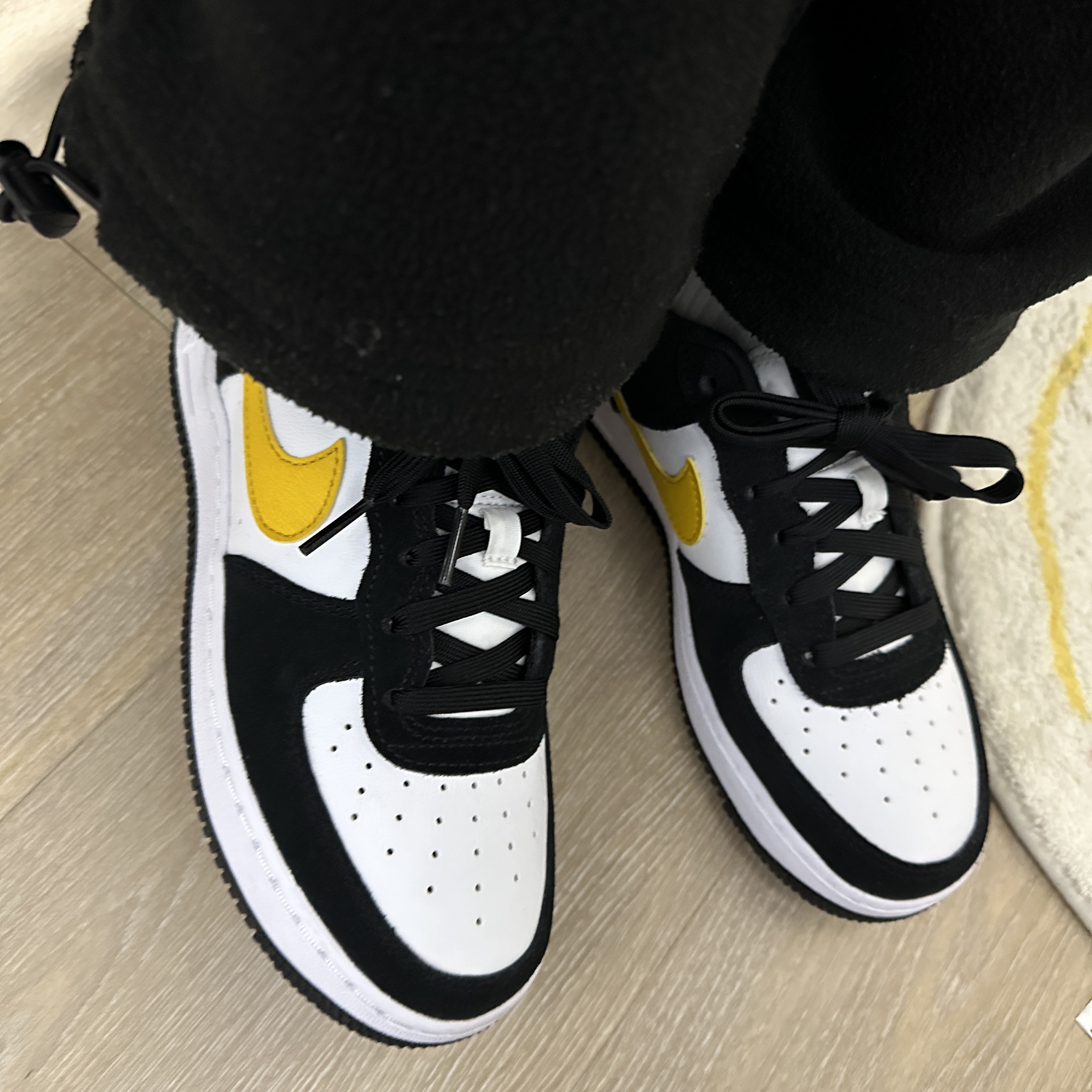 Nike Air Force 1 '07 LV8 Athletic Club Black Dark Sulfur 착용 스타일