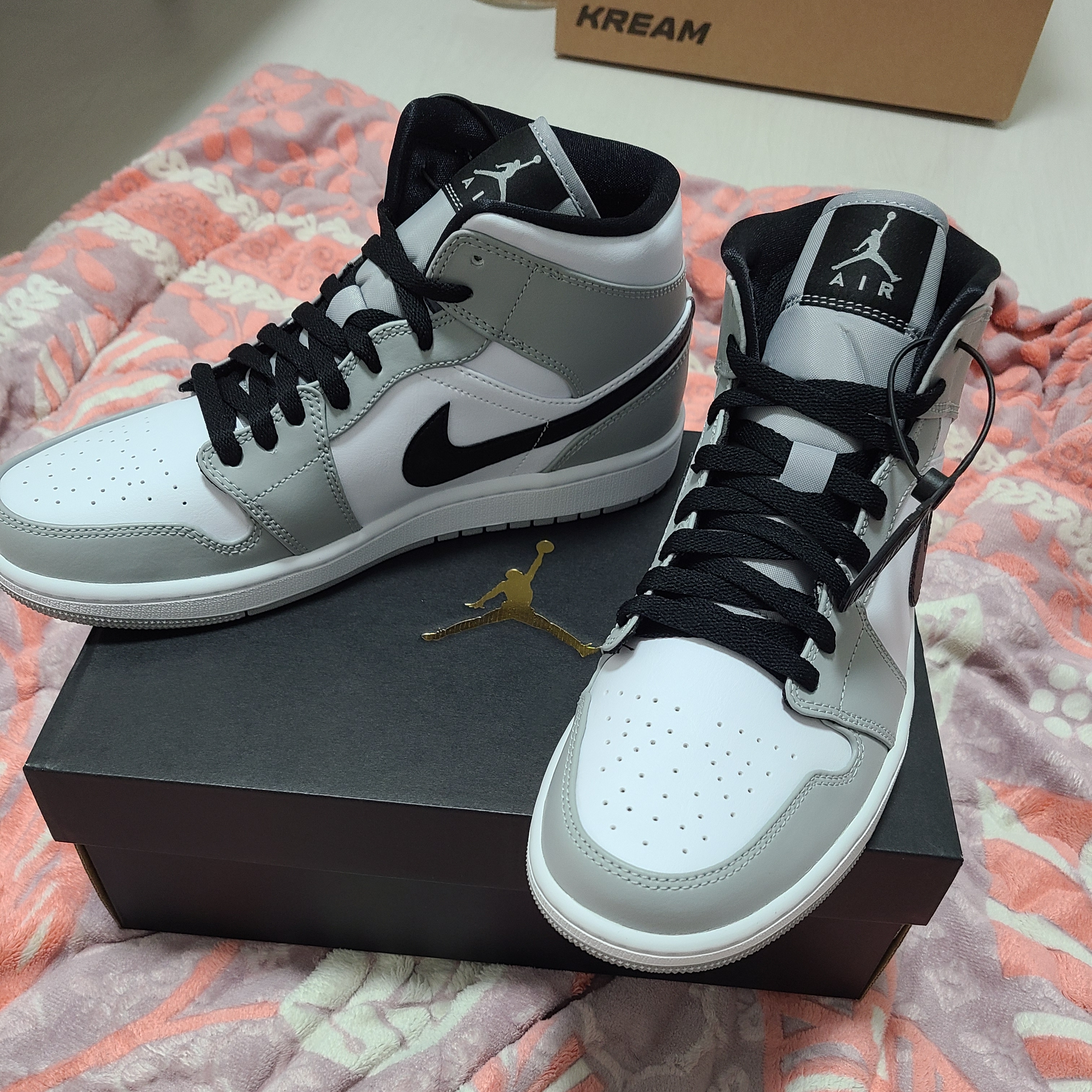 Jordan 1 Mid Light Smoke Grey 착용 스타일