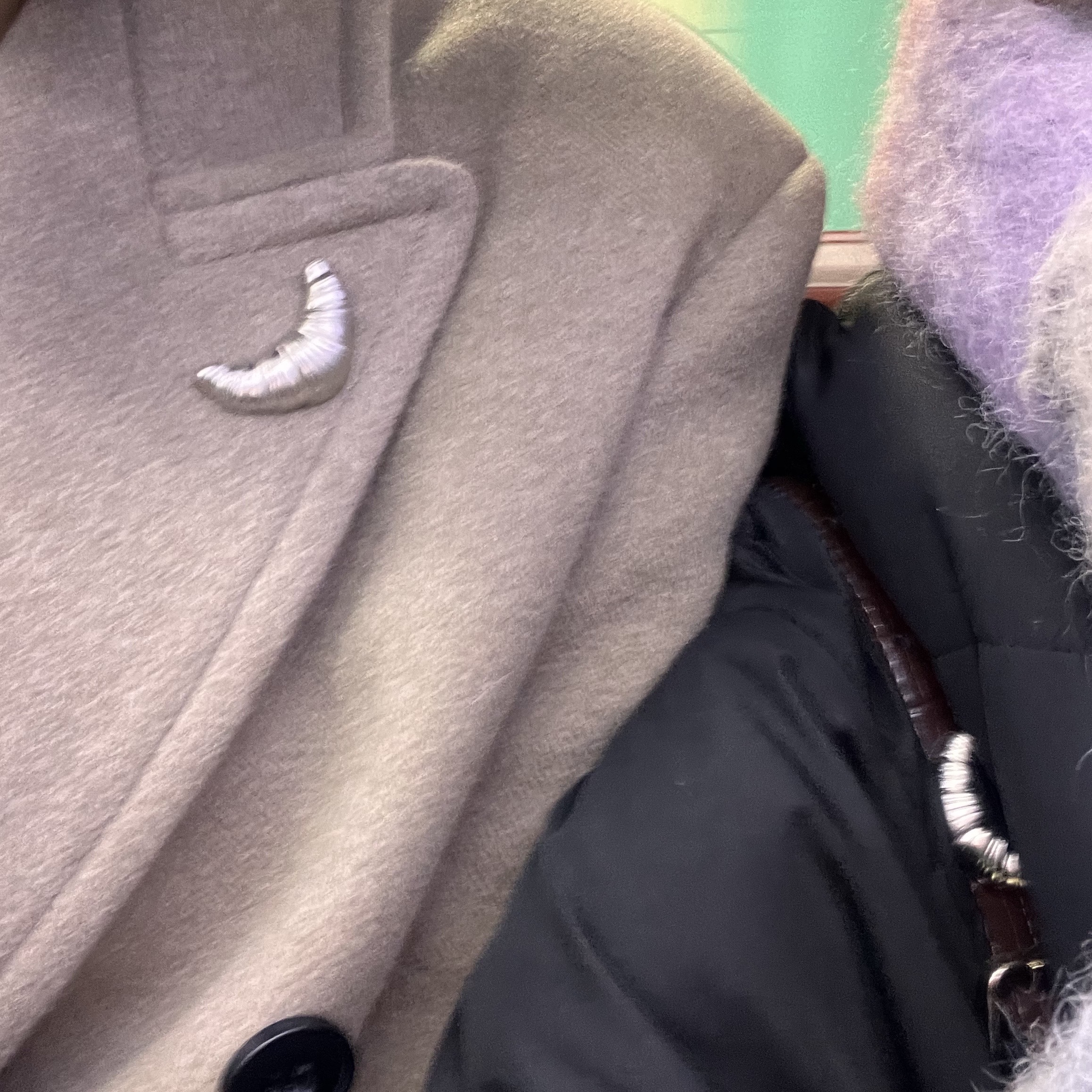 [KREAM 단독] STU Croissant Metal Brooch 착용 스타일