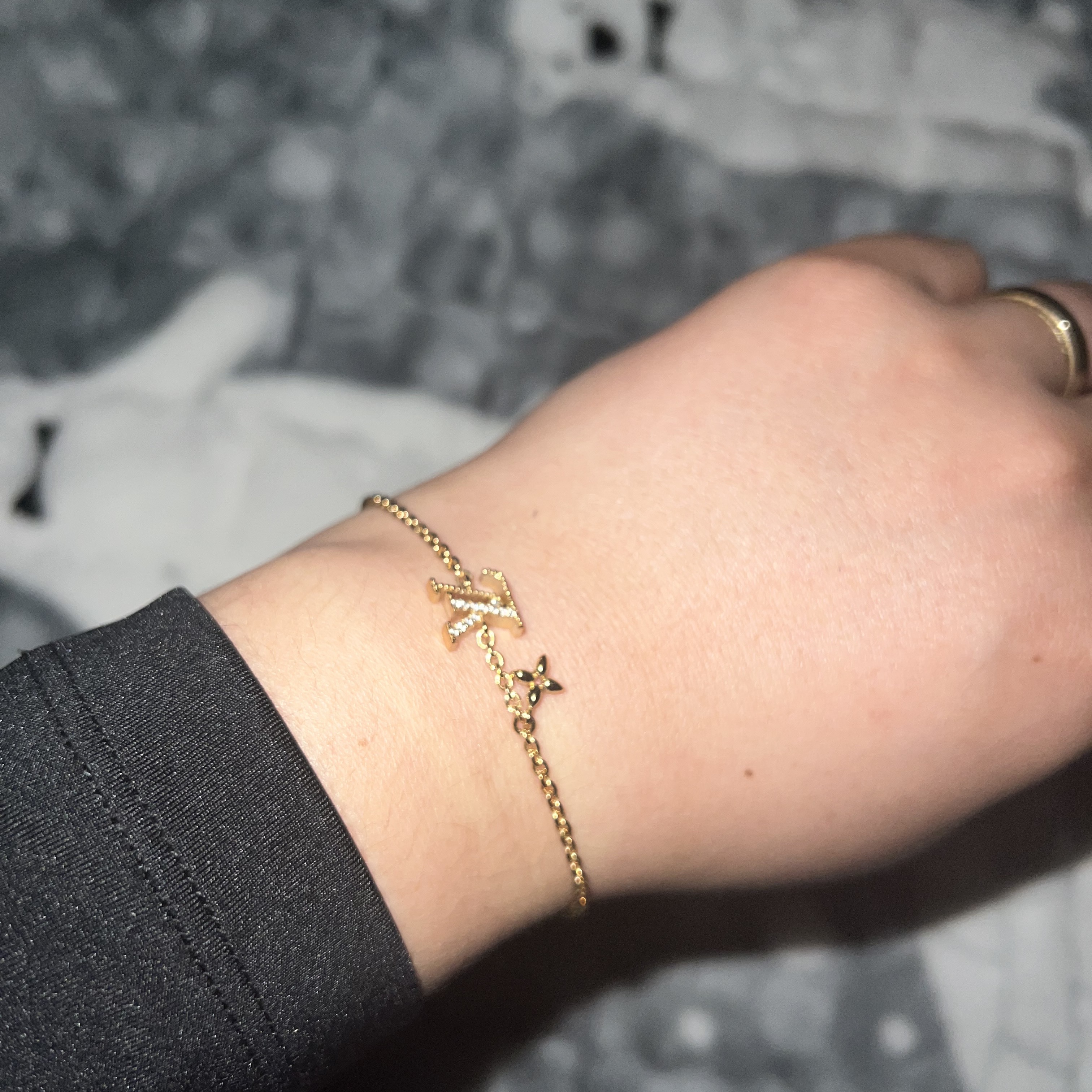 (W) Louis Vuitton LV Iconic Bracelet Gold 착용 스타일 - 1
