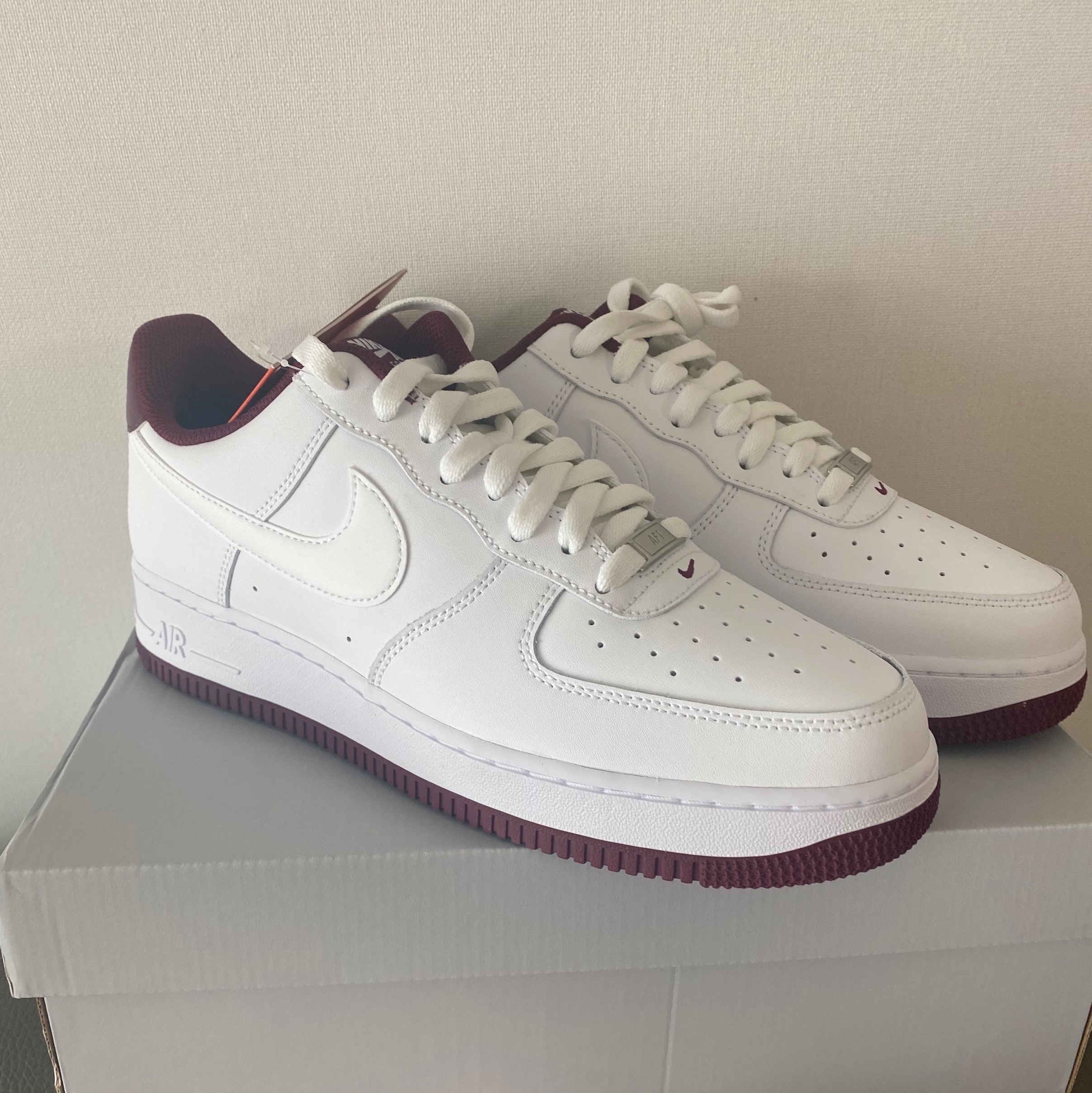 Nike Air Force 1 '07 Low White Dark Beetroot 착용 스타일 - 1